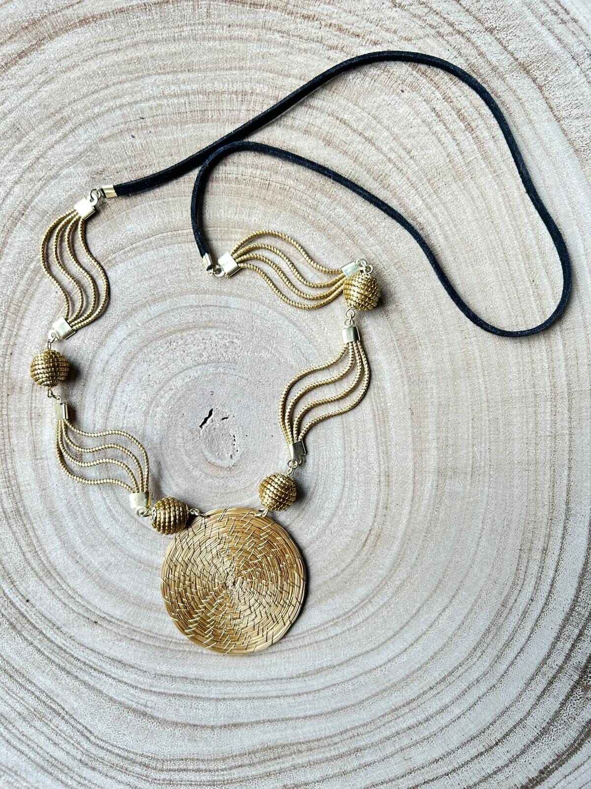 Colar Capim Dourado 4 contas e mandala - cordão suede