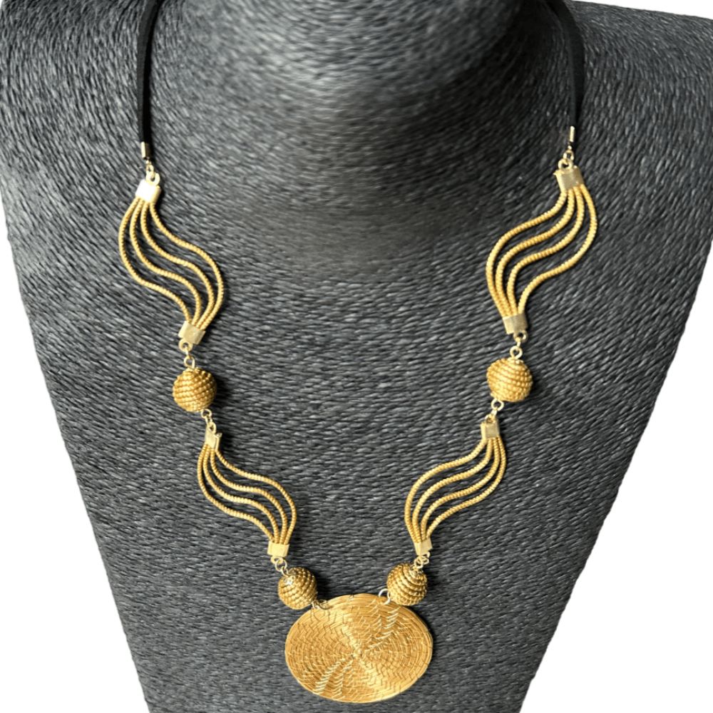 Collier Capim Dourado 4 perles et mandala - cordon suédine Collier Artisan local travaillant le Capim Dourado dans l'état du Tocantins au centre-est du Brésil