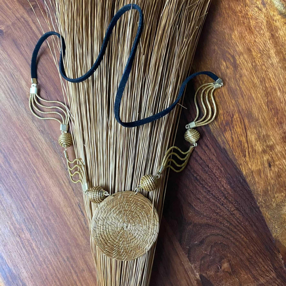 Colar Capim Dourado 4 contas e mandala - cordão suede