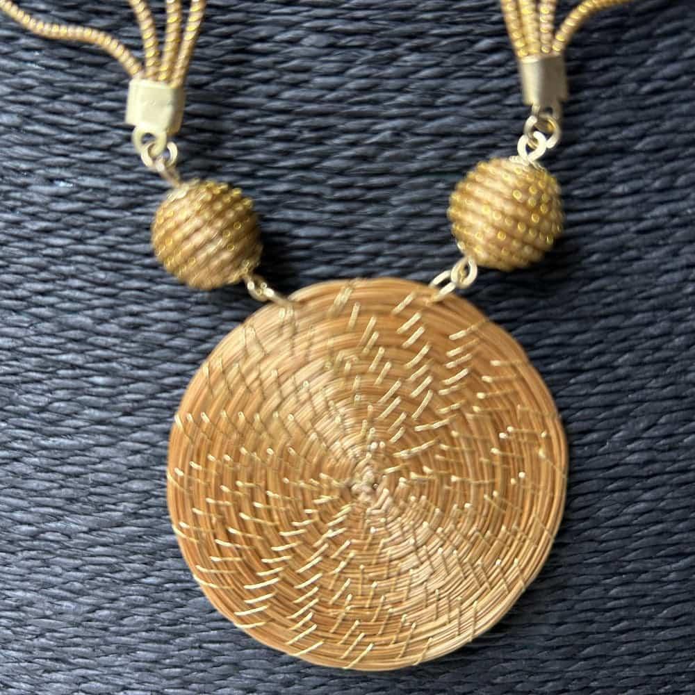 Colar Capim Dourado 4 contas e mandala - cordão suede