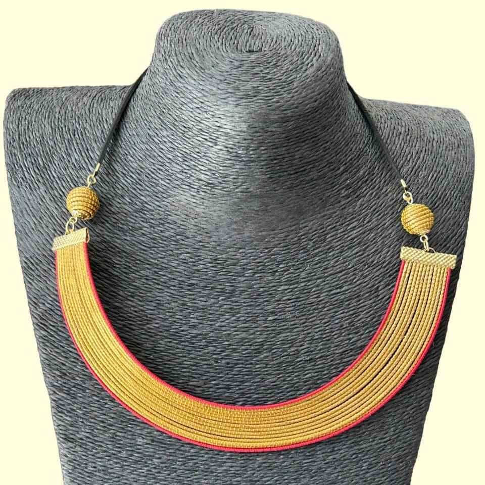 Collier Capim Dourado - bordure en fibre de buriti teintée en rouge