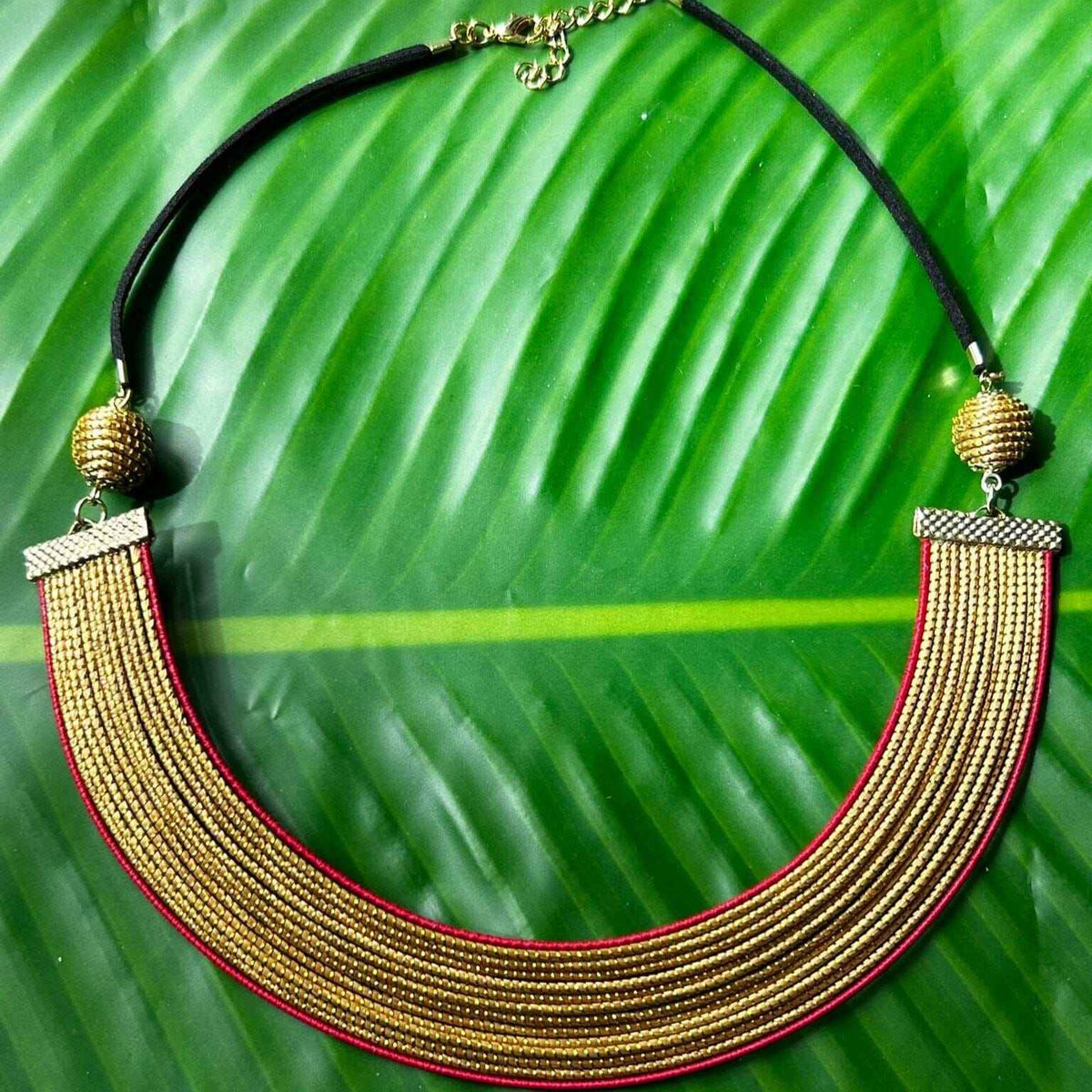 Colar Capim Dourado - borda em fibra de buriti tingida em vermelho