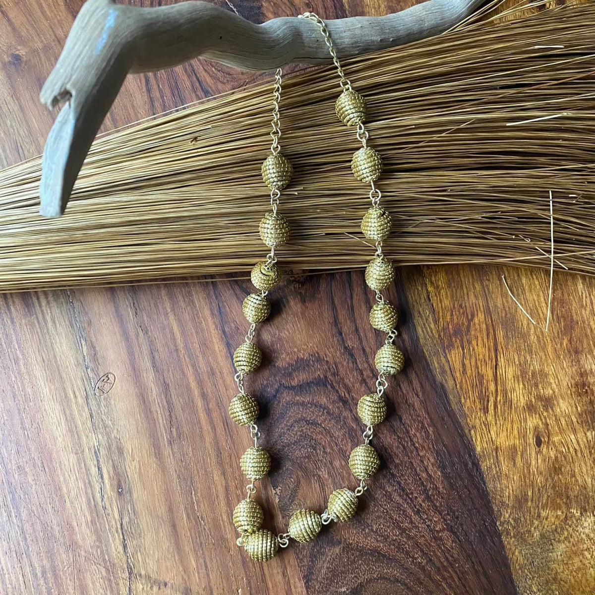Colar Capim Dourado contas 1 cm