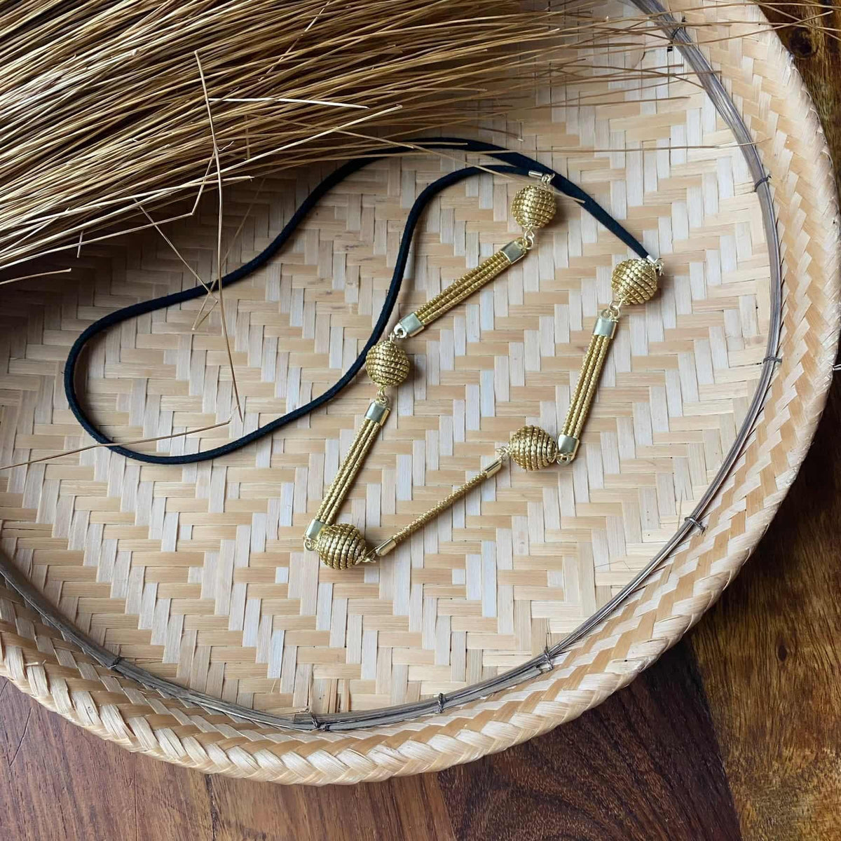 Colar Capim Dourado contas - cordão suede