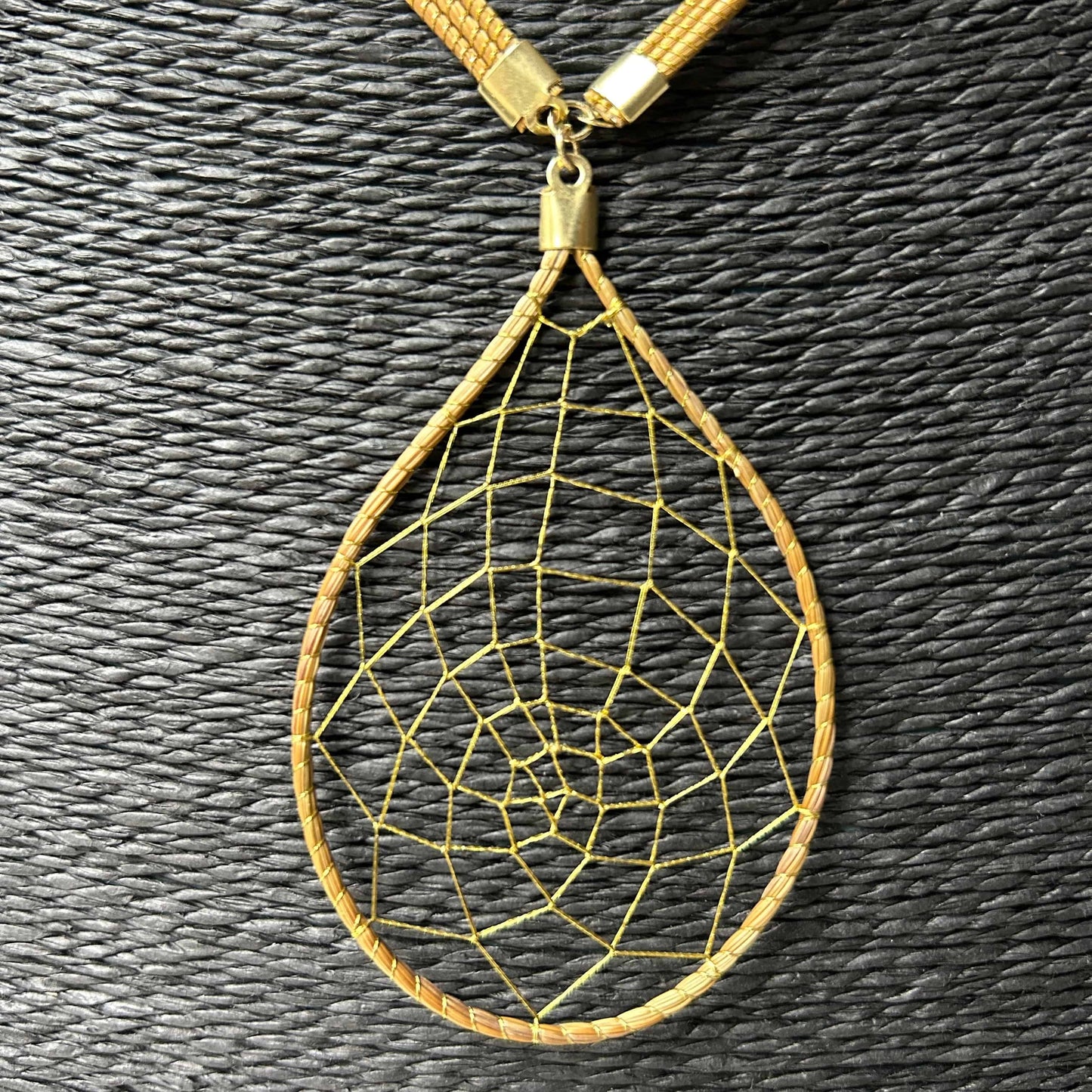 Collier Capim Dourado perles et pendentif attrape-rêves Collier Artisan local travaillant le Capim Dourado dans l'état du Tocantins au centre-est du Brésil