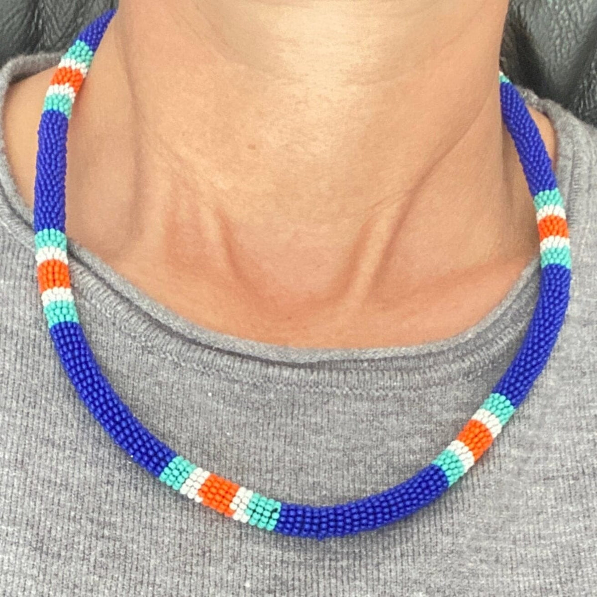 Colar coral em contas de vidro (Miçanga) - azul branco e laranja