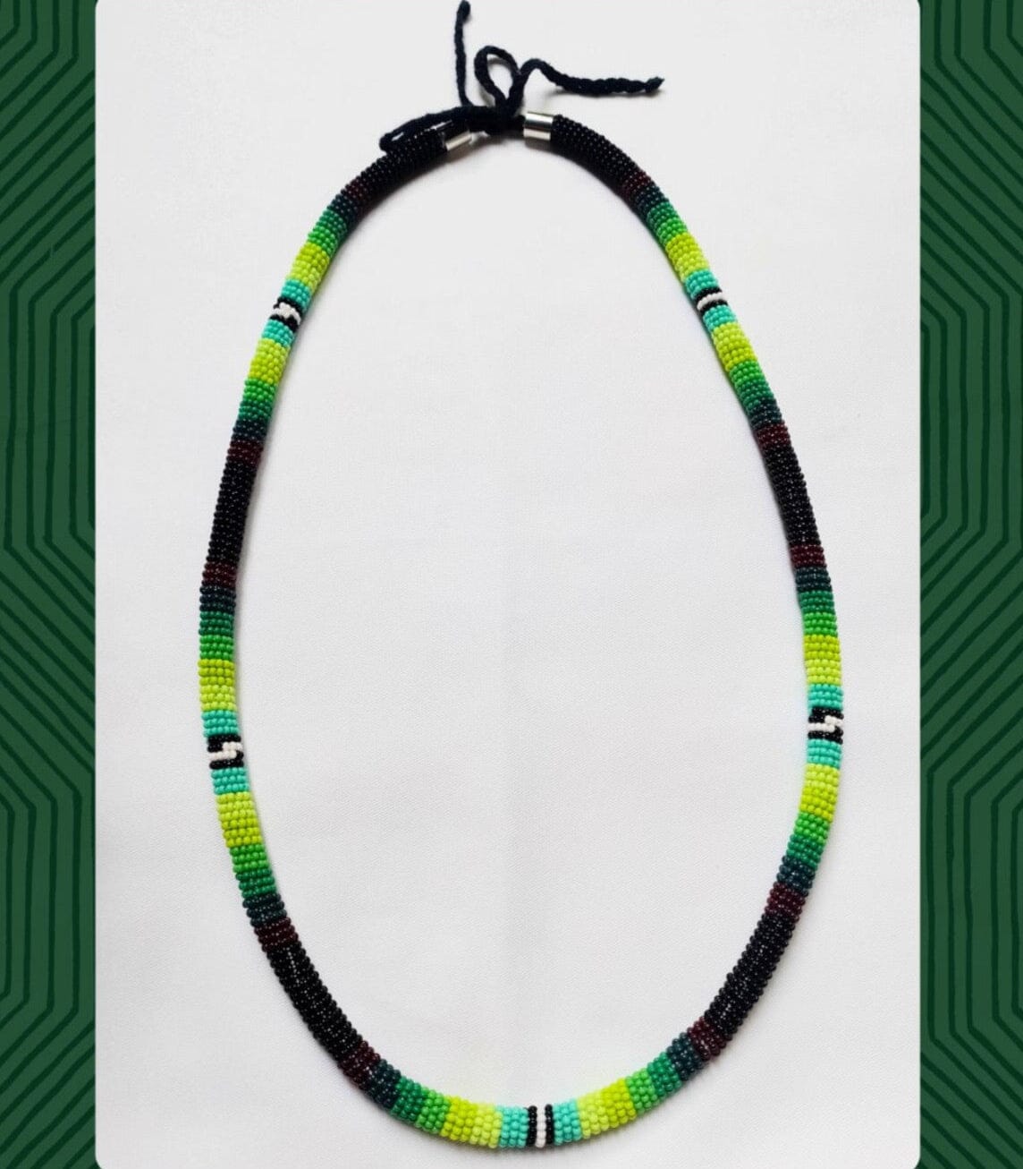 Collier corail en perles de verre (miçanga) - Noir vert blanc - Ethnie Borari Collier Ethnie Borari, localisée dans l'état du Pará dans le Nord du Brésil.