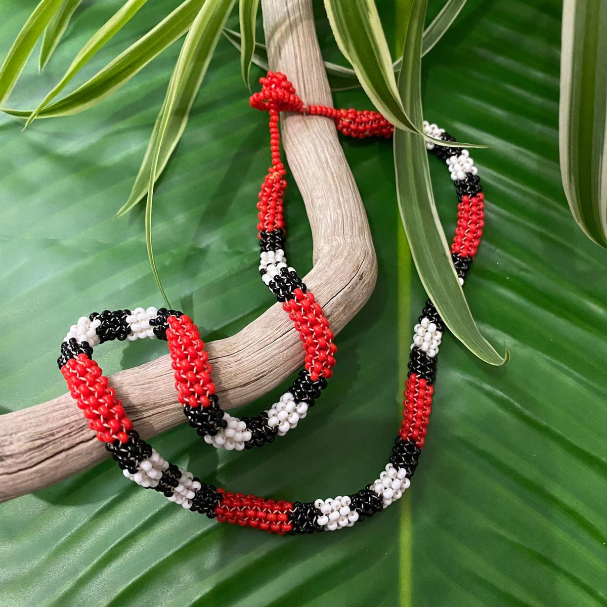 Colar Coral em contas de vidro (Miçanga) - vermelho preto