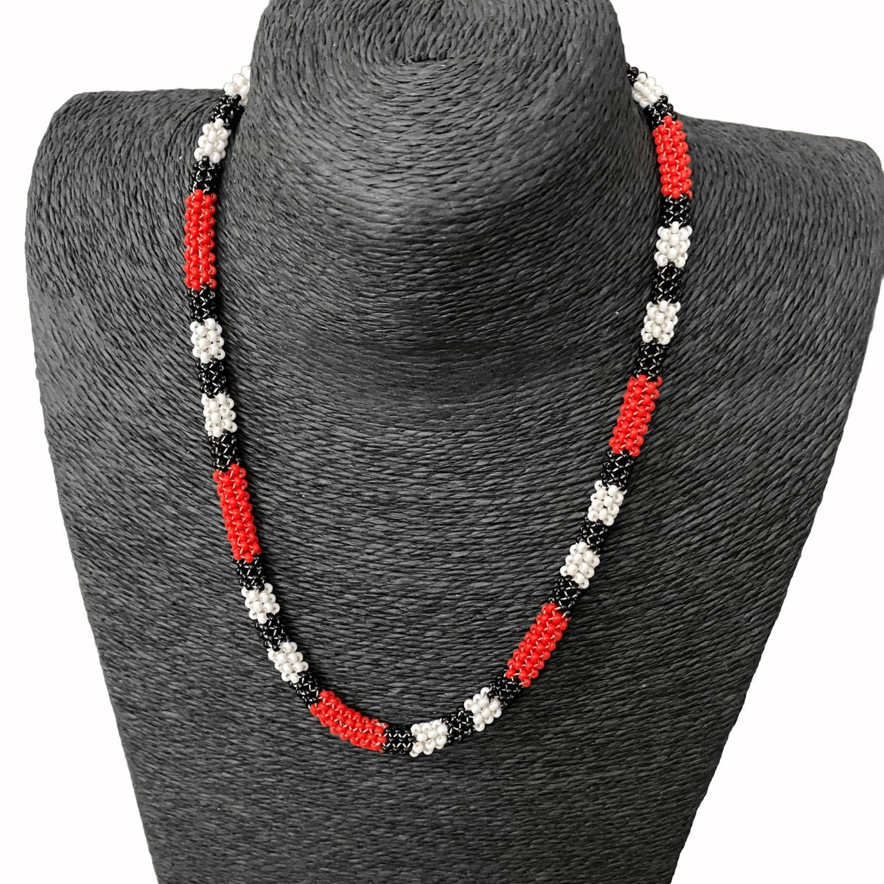 Collier Corail en perles de verre (Miçanga) - rouge noir - Ethnie Katuena Collier Ethnie Katuena, localisée dans les états de l' Amazonas, Pará et Roraima dans le Nord du Brésil.