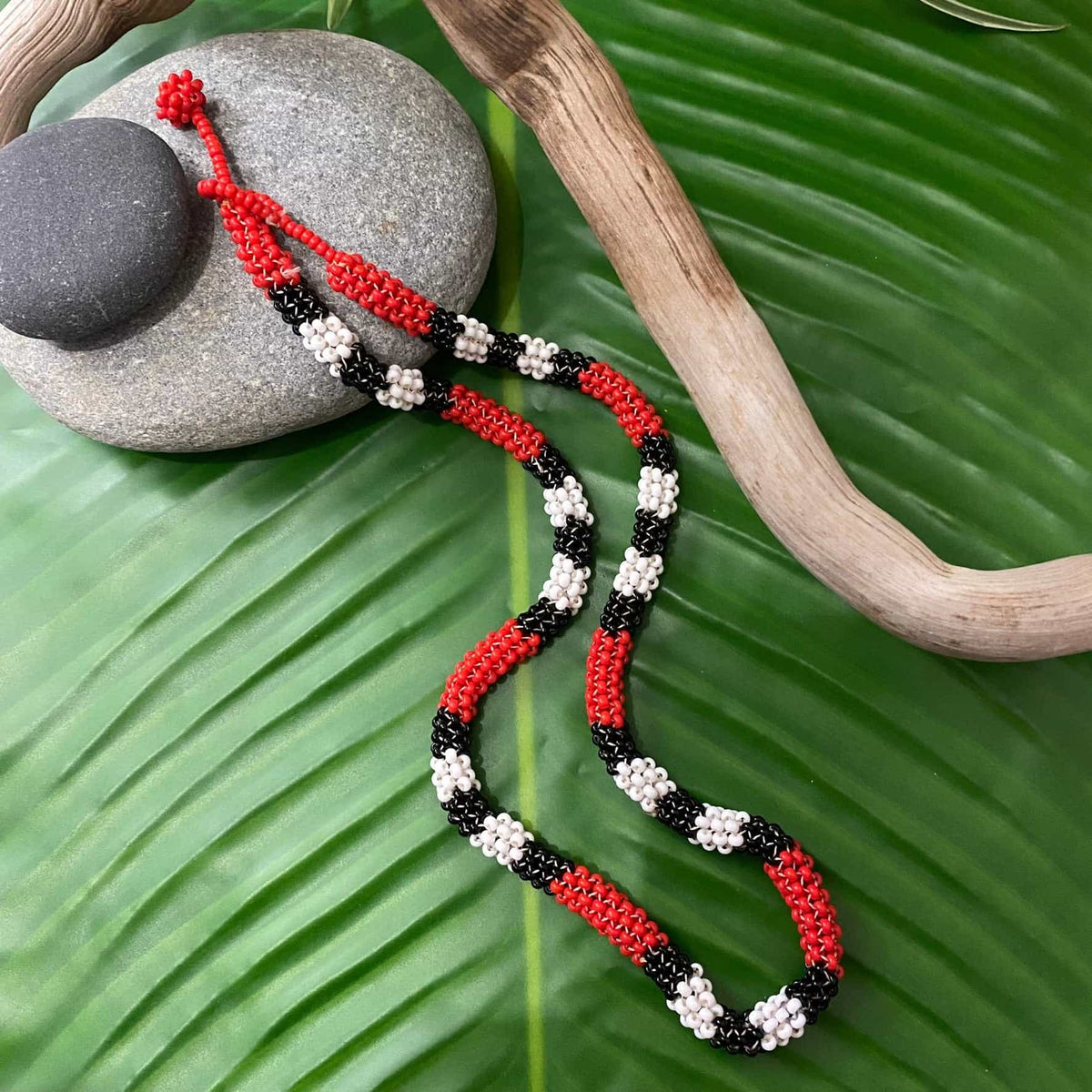 Colar Coral em contas de vidro (Miçanga) - vermelho preto
