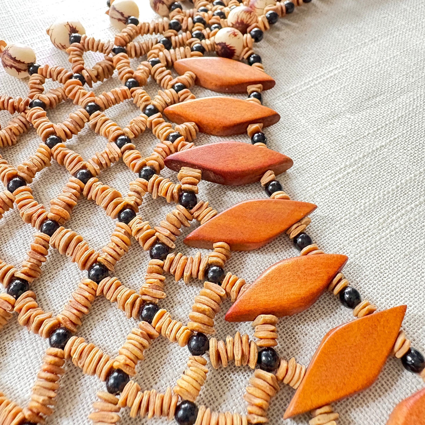 Collier de graines de morototo, açai naturel et du bois - Ethnie Sateré Mawé Collier Ethnie Sateré Mawé localisée dans les états de l'Amazonas et du Pará dans le Nord du Brésil.