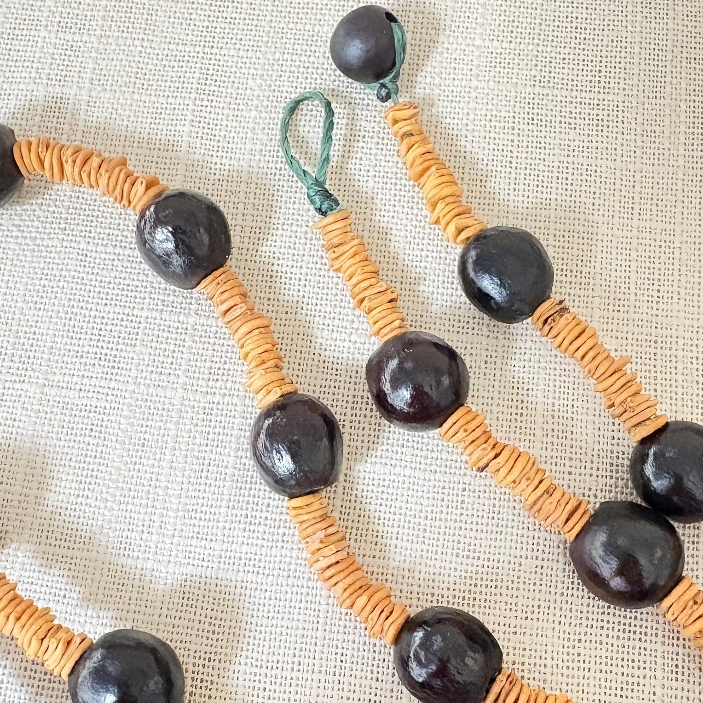 Collier de graines de morototo et saboneteira - Communauté Jamaraqua collier Communauté Jamaraqua, située sur la rive du fleuve Tapajos, état du Para.