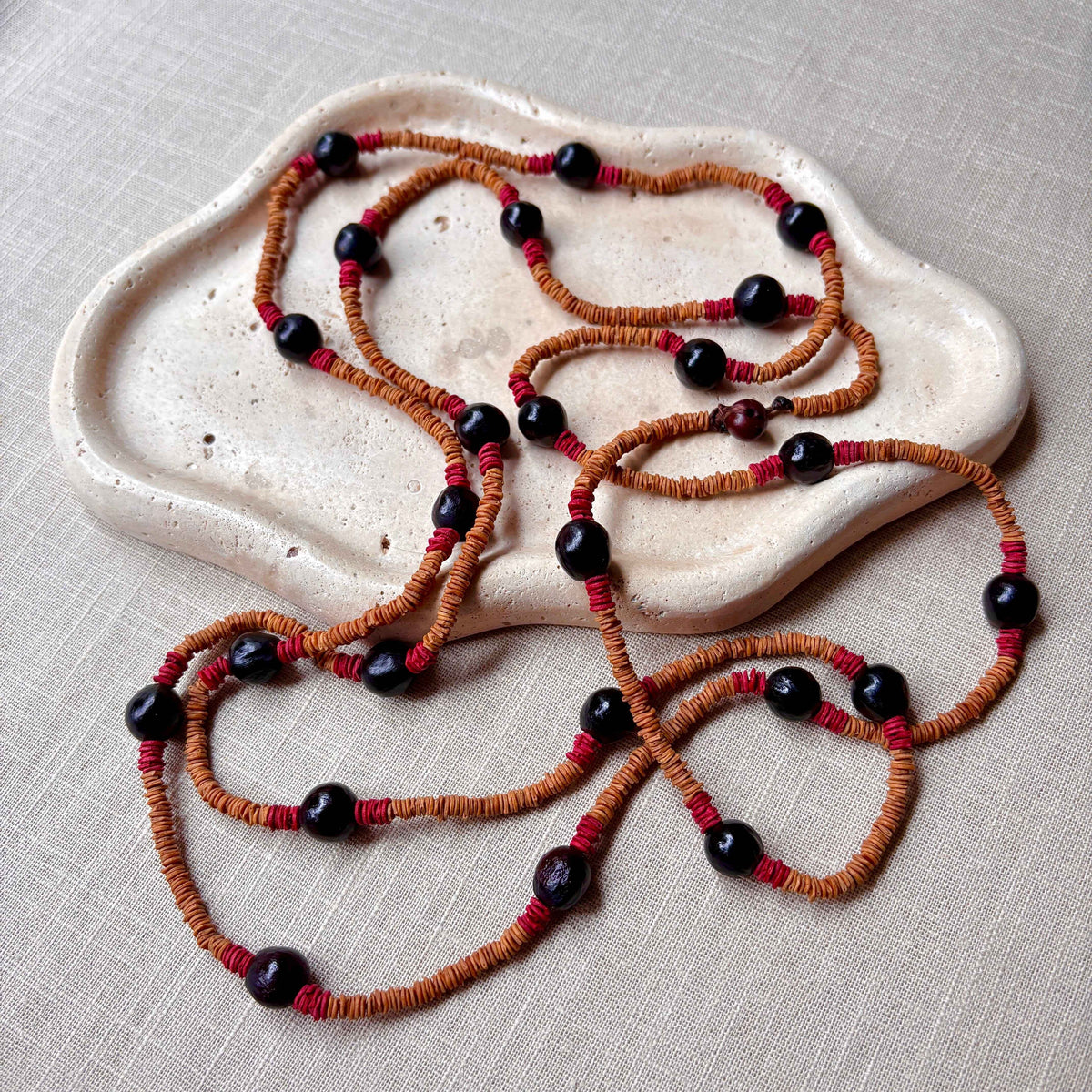 Colar de sementes de morototó marrom e vermelho e saboneteira com fecho