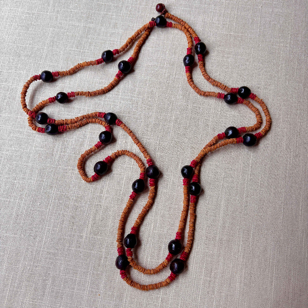 Colar de sementes de morototó marrom e vermelho e saboneteira com fecho