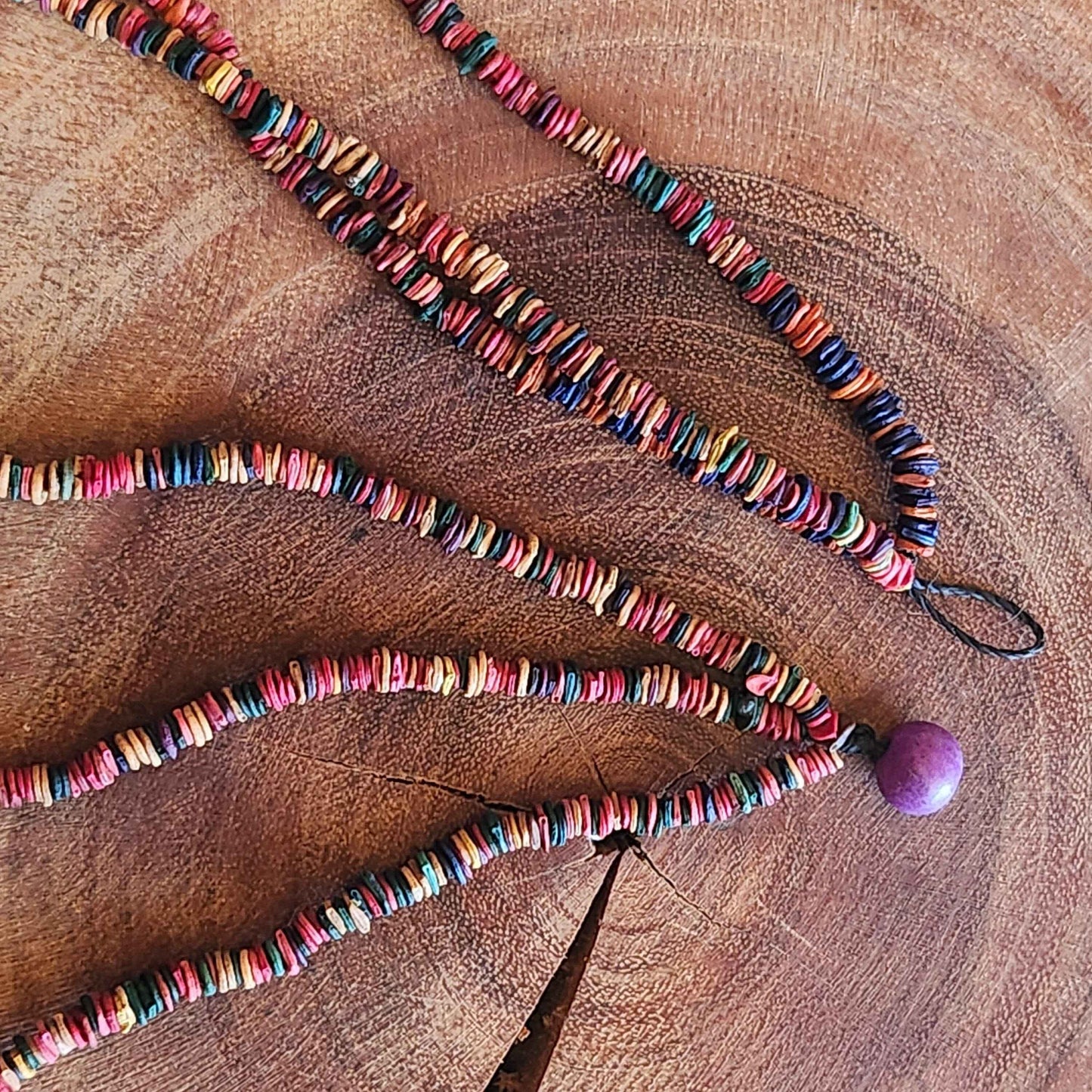 Collier de graines de morototo multicolores 3 lignes et fermeture açai violet