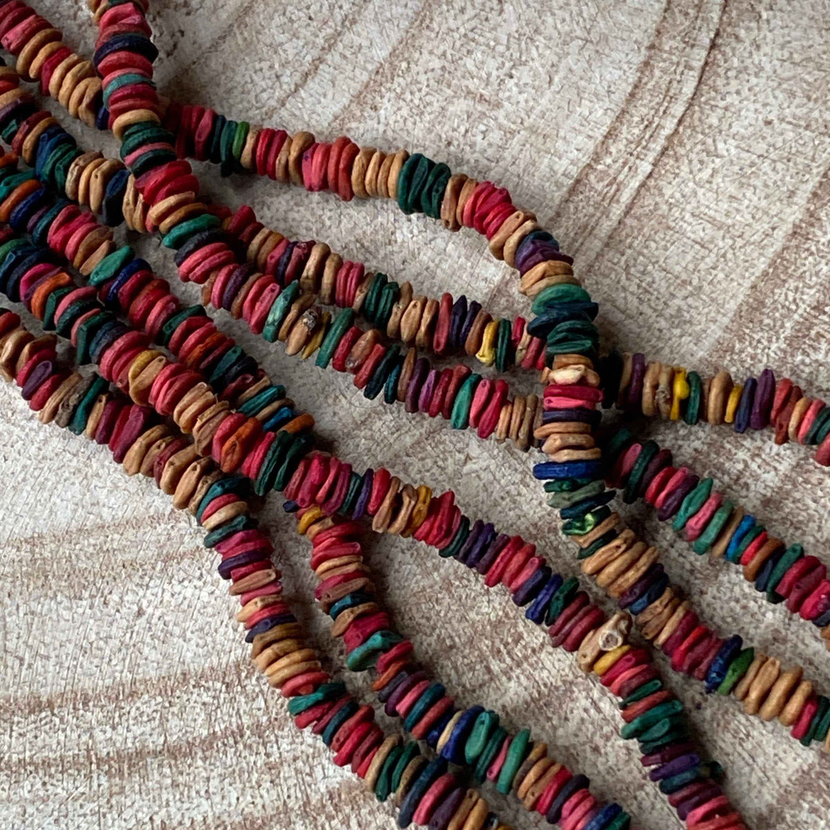 Collier de graines de morototo multicolores 3 lignes et fermeture açai violet