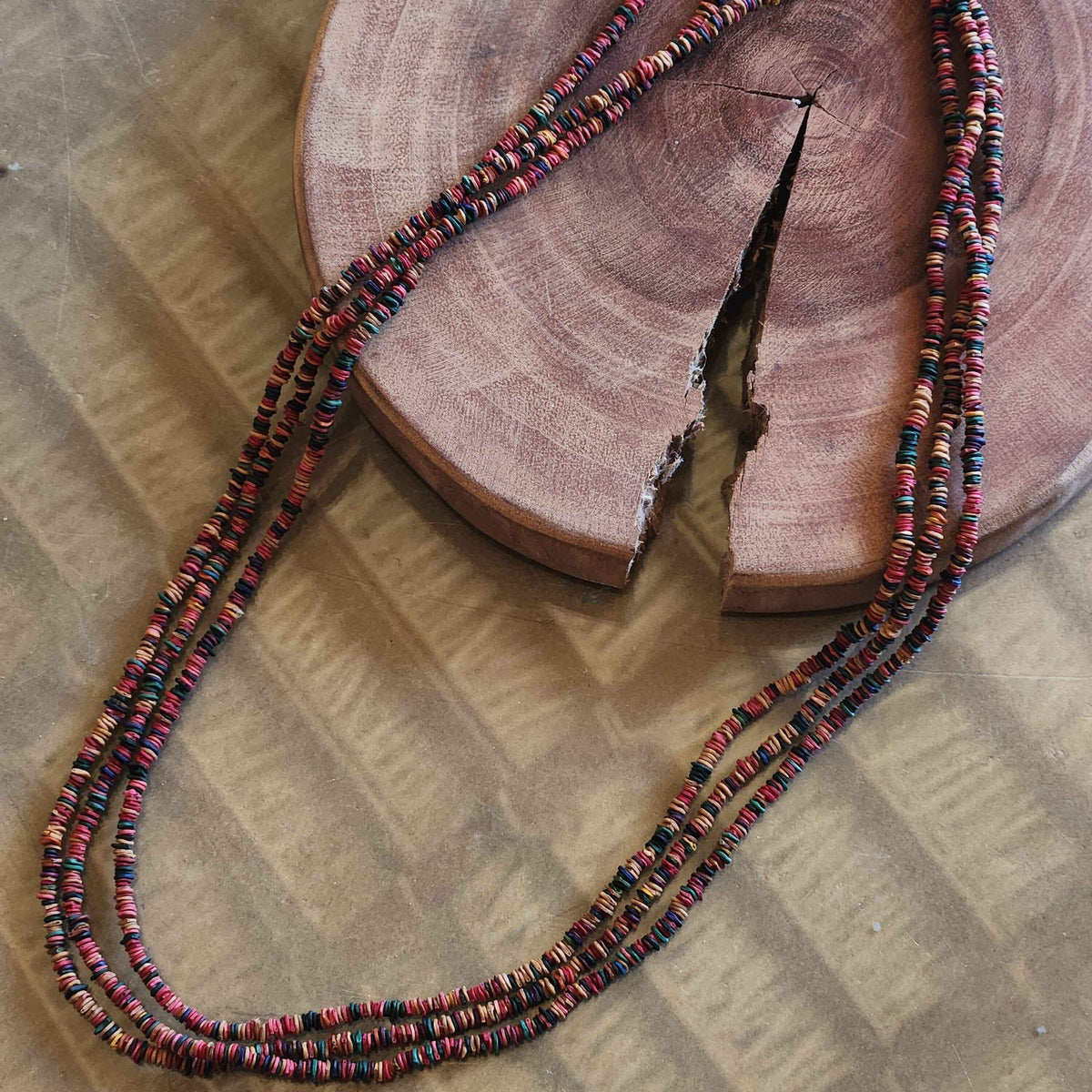 Collier de graines de morototo multicolores 3 lignes et fermeture açai violet