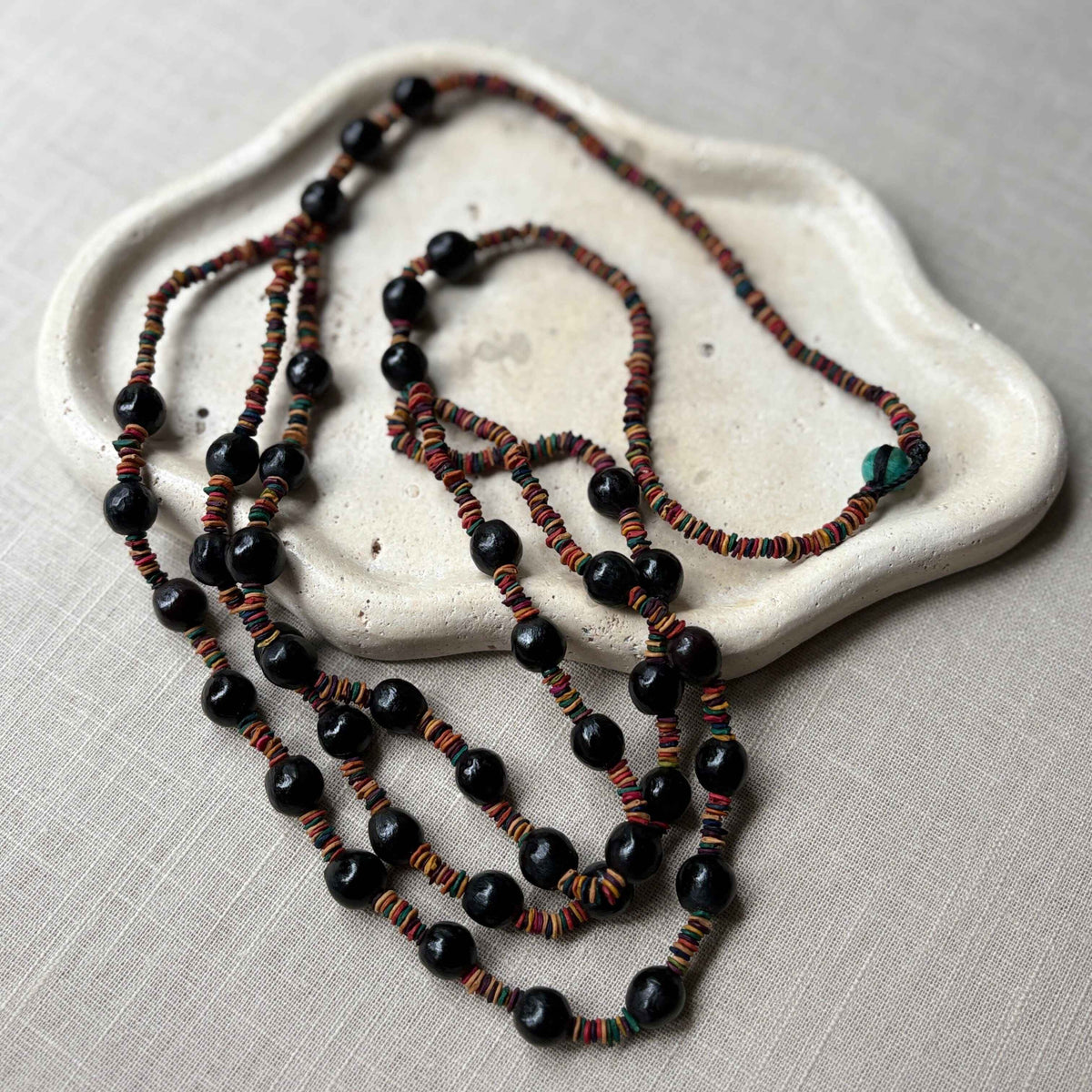 Collier de graines de morototo multicolores et saboneteira - fermeture bleu