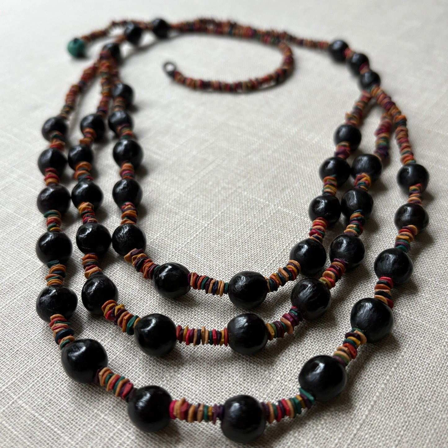 Collier de graines de morototo multicolores et saboneteira - fermeture bleu Collier Communauté Jamaraqua, située sur la rive du fleuve Tapajos, état du Para.