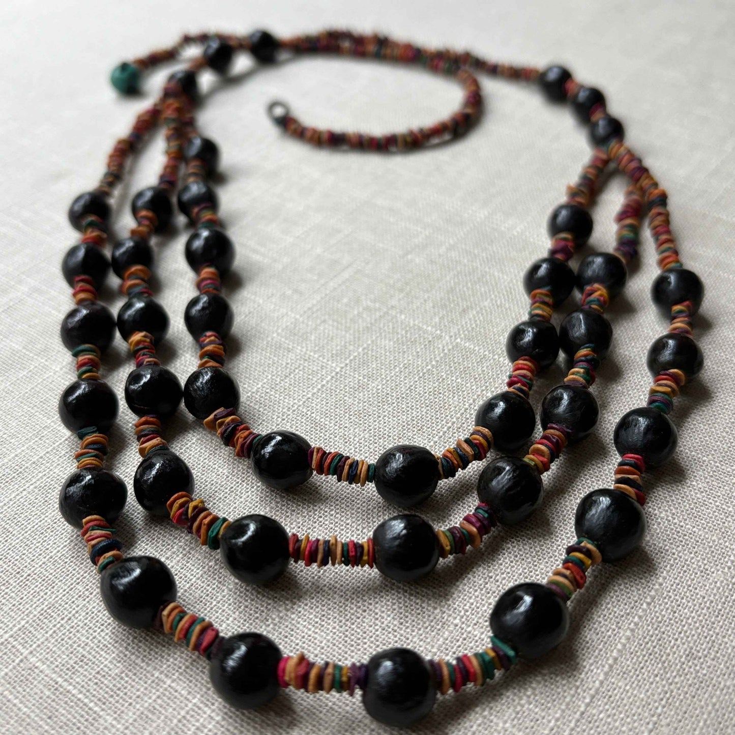 Collier de graines de morototo multicolores et saboneteira - fermeture bleu