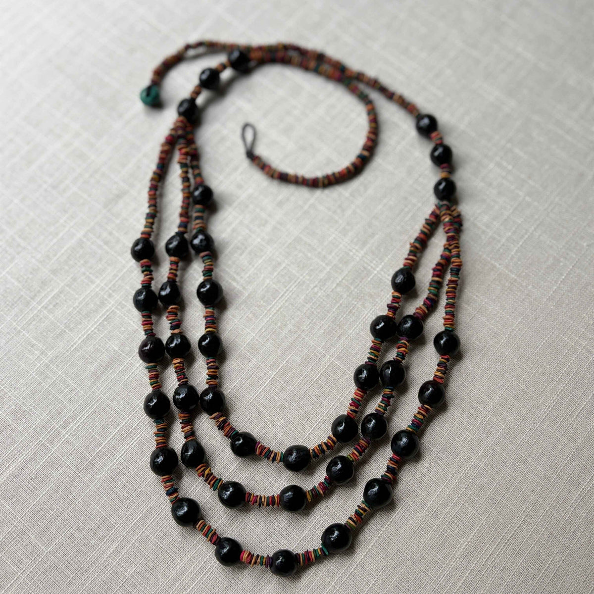 Collier de graines de morototo multicolores et saboneteira - fermeture bleu