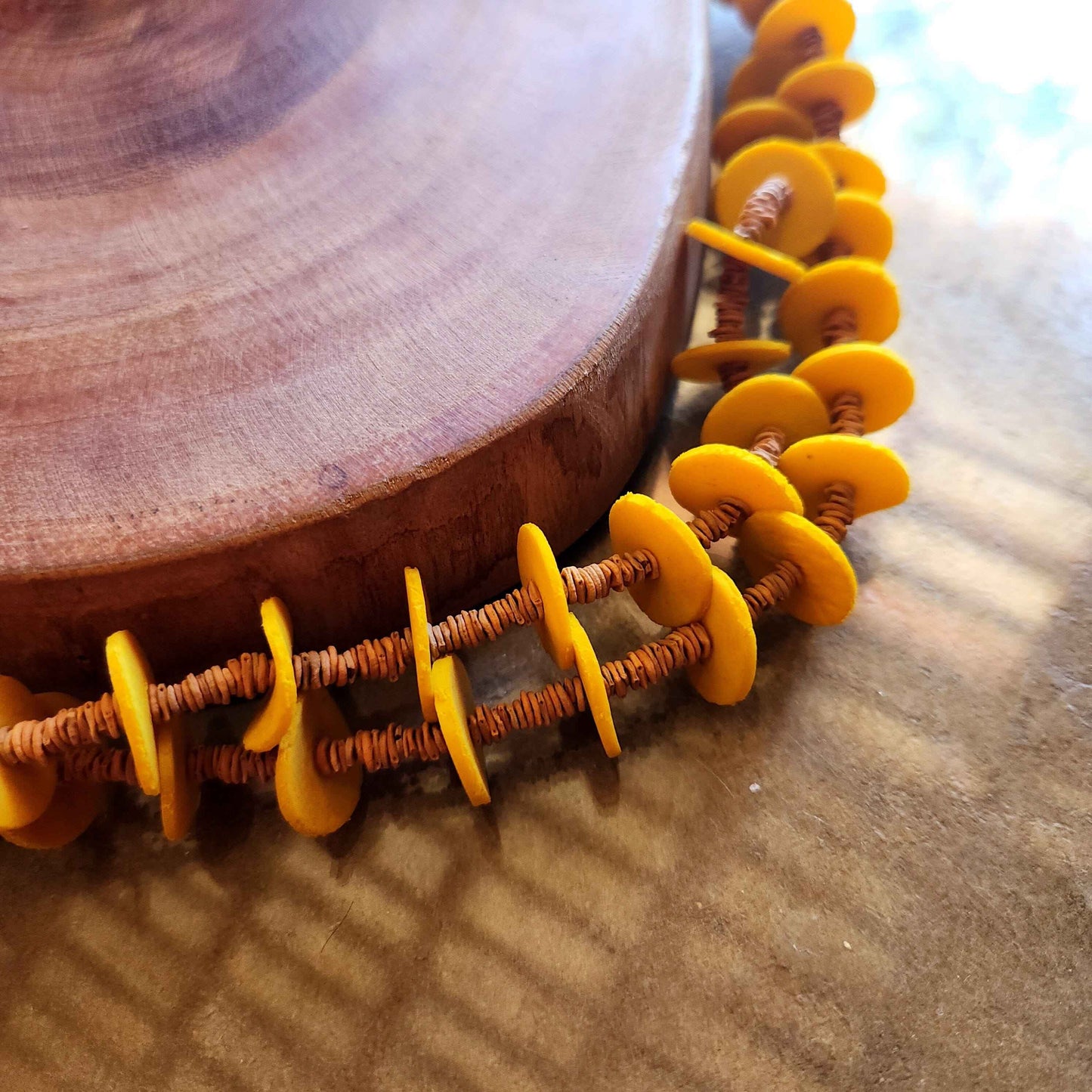 Collier de graines de morototo naturelles et latex jaune