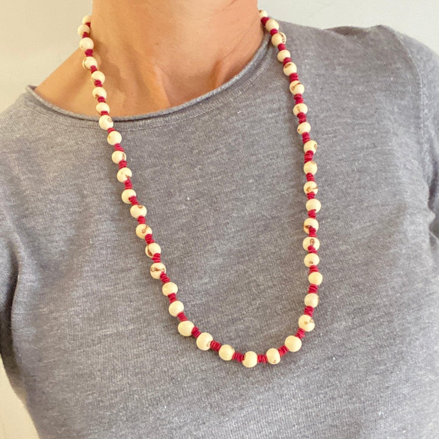Collier de graines de morototo rouge et açai blanche