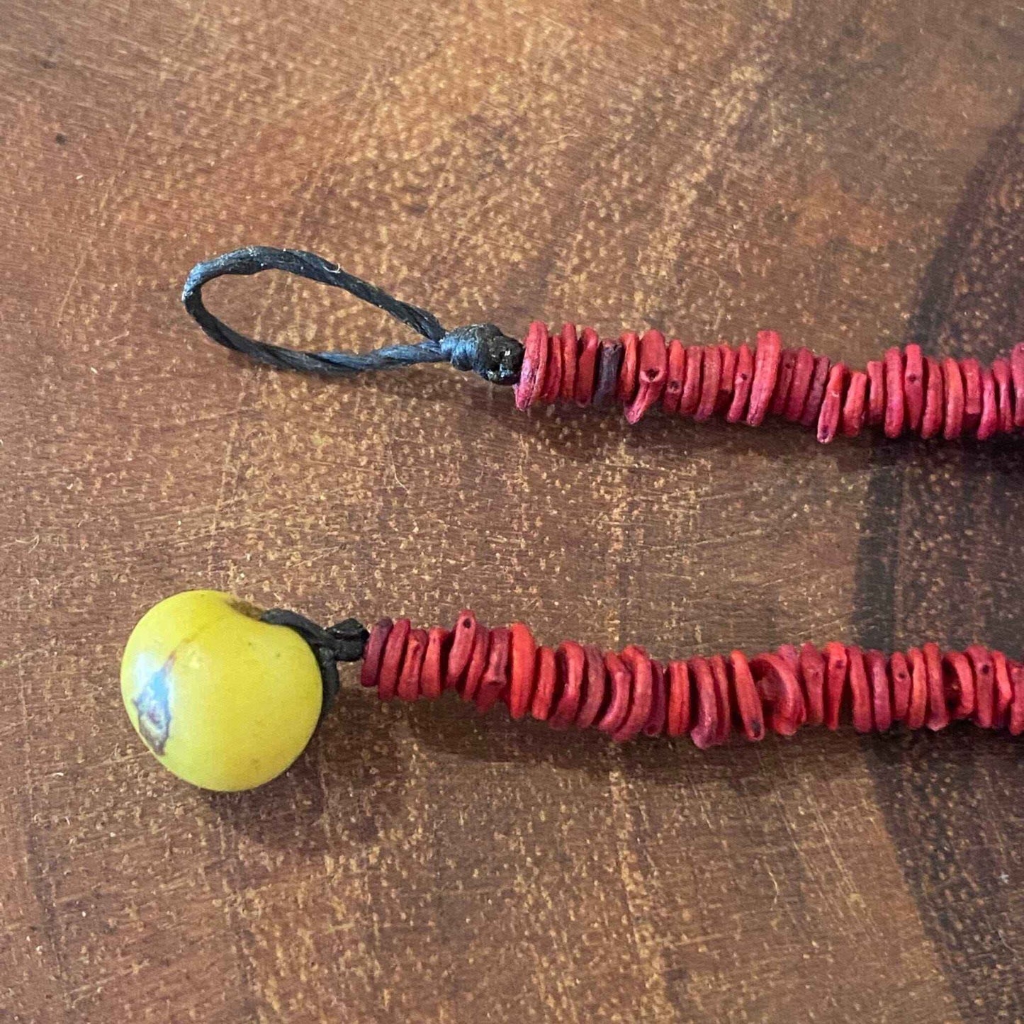 Collier de graines de morototo rouge et larmes de Job ras de cou