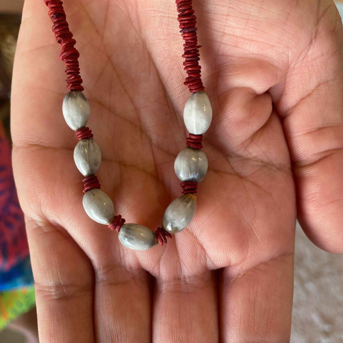 Colar de sementes de morototó vermelho e Lágrimas-de-Job choker