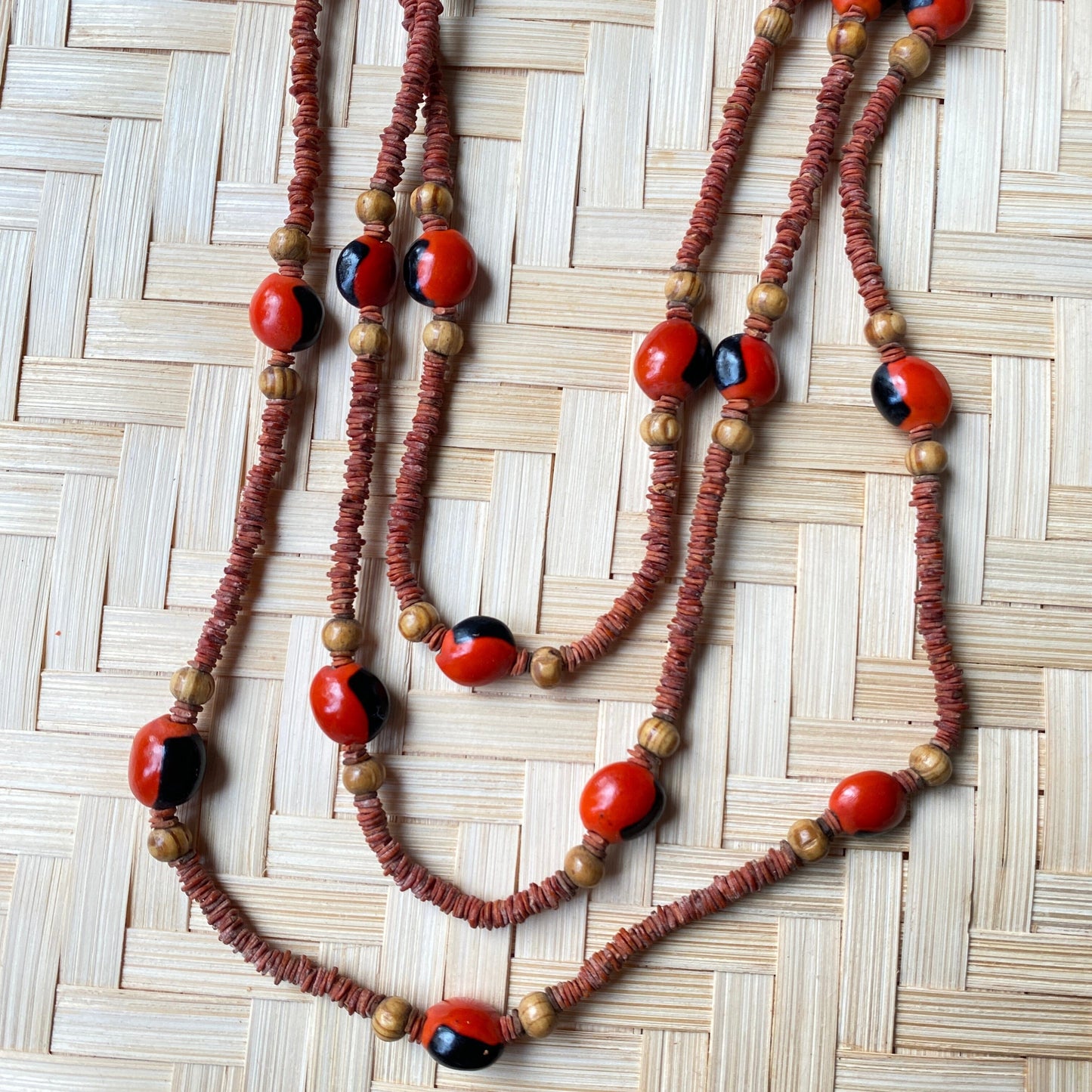 Collier de graines de morototo rouge, tento olho-de-cabra et billes de bois
