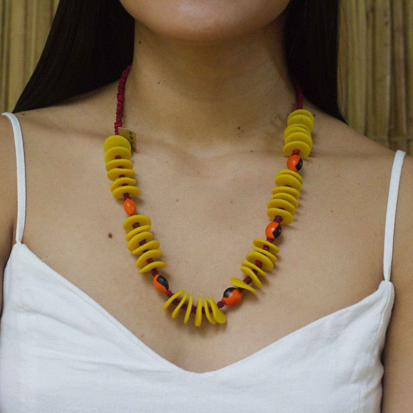 Collier de graines de morototo rouges, disques latex jaunes et graines de tento