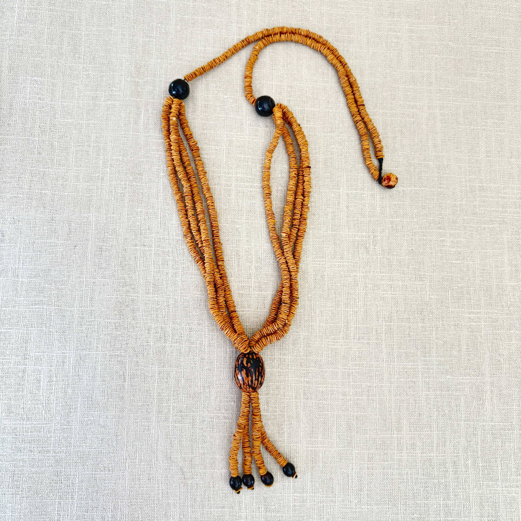 Colar de sementes de morototó, saboneteira e paxiúba
