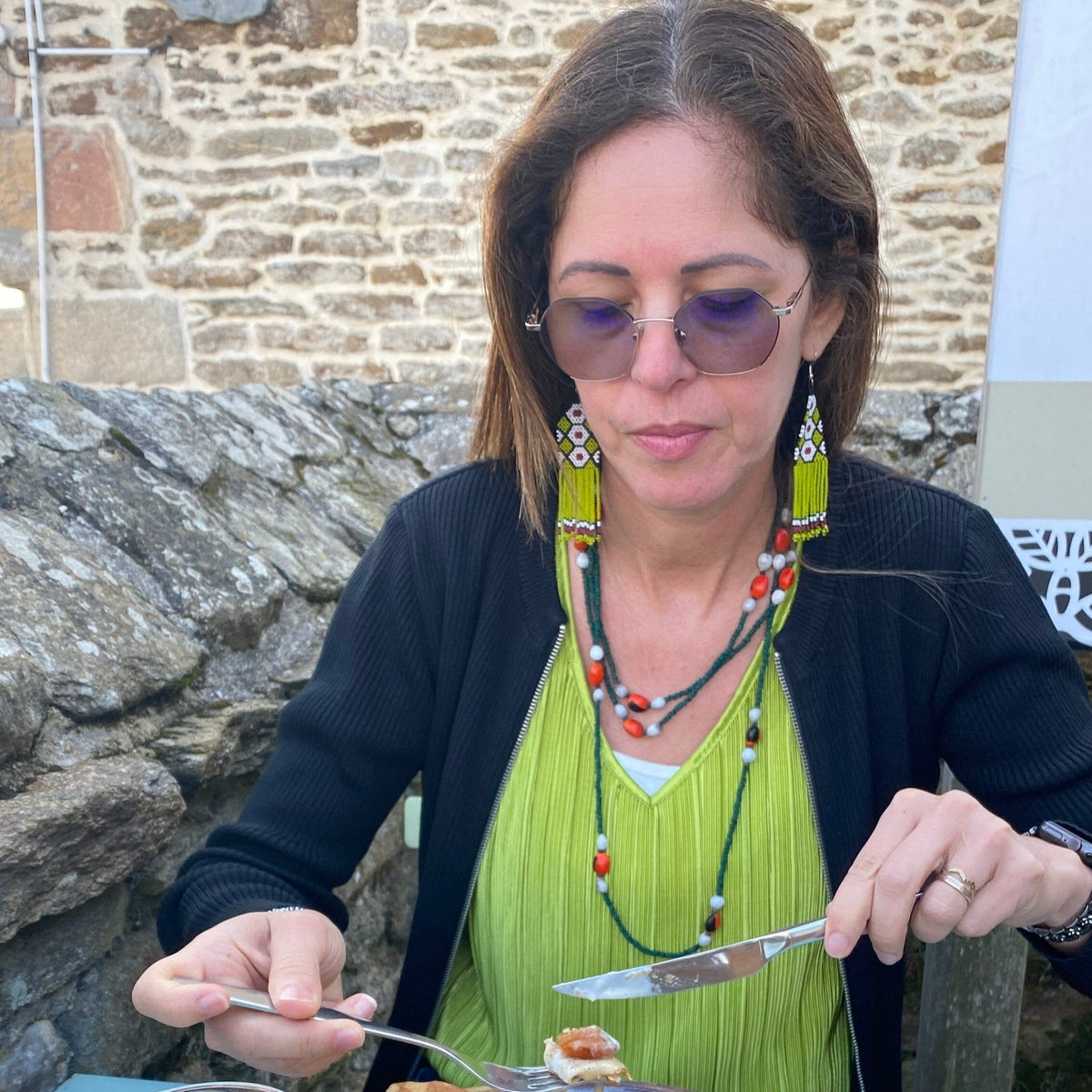Colar de sementes de morototó tingidas verdes, tento e Lágrimas-de-Job