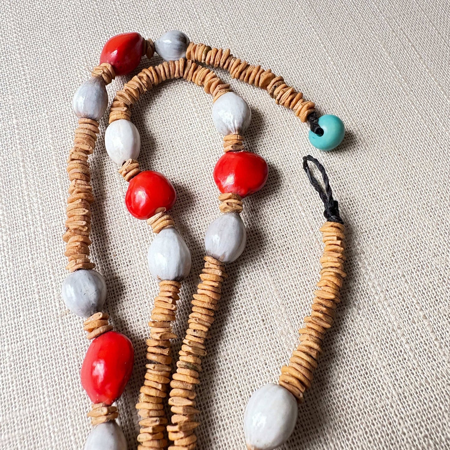 Collier de graines de morototo, tento et lagrimas - Communauté Jamaraqua collier Communauté Jamaraqua, située sur la rive du fleuve Tapajos, état du Para.