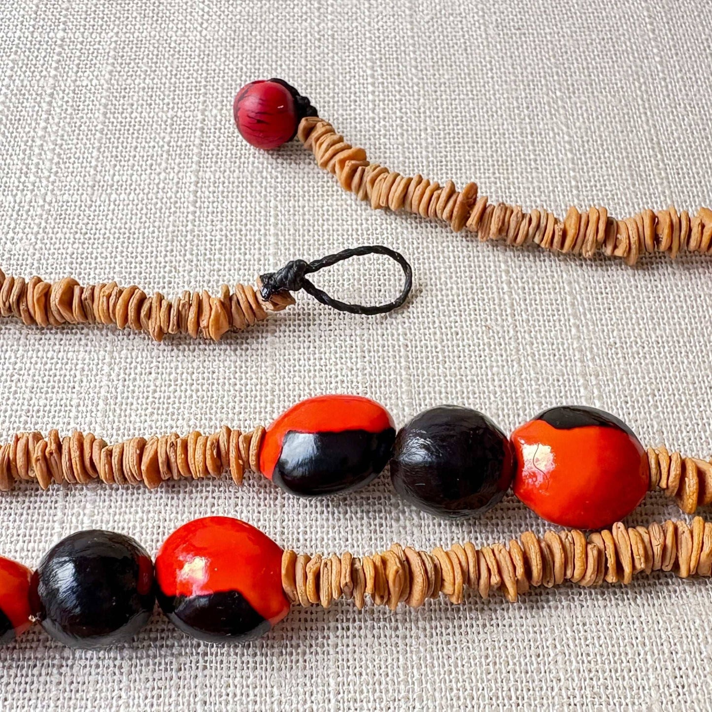 Collier de graines de morototo, tento rouge et noir et saboneteira - Communauté Jamaraqua collier Communauté Jamaraqua, située sur la rive du fleuve Tapajos, état du Para.