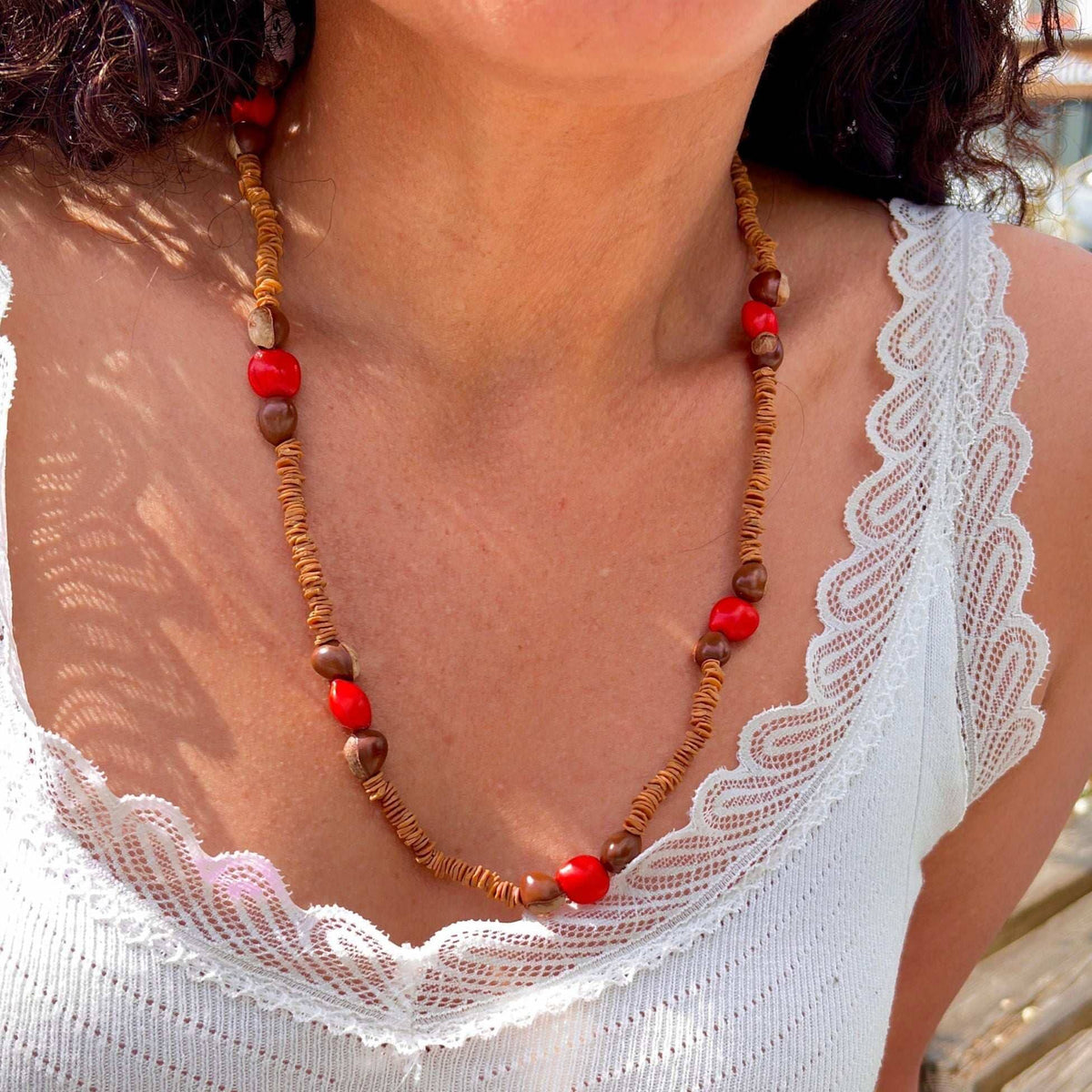 Colar de sementes de morototó, tento vermelho e saboneteira amarelo