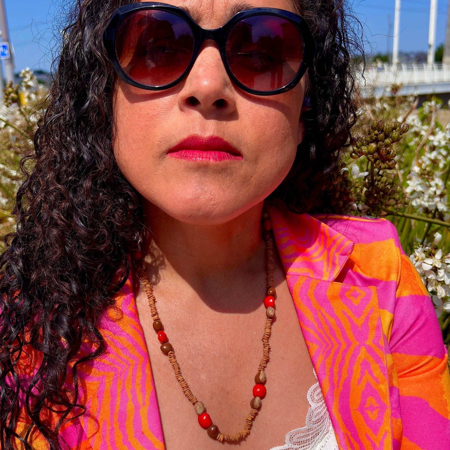 Collier de graines de morototo, tento rouge et saboneteira jaune - Communauté Jamaraqua collier Communauté Jamaraqua, située sur la rive du fleuve Tapajos, état du Para.