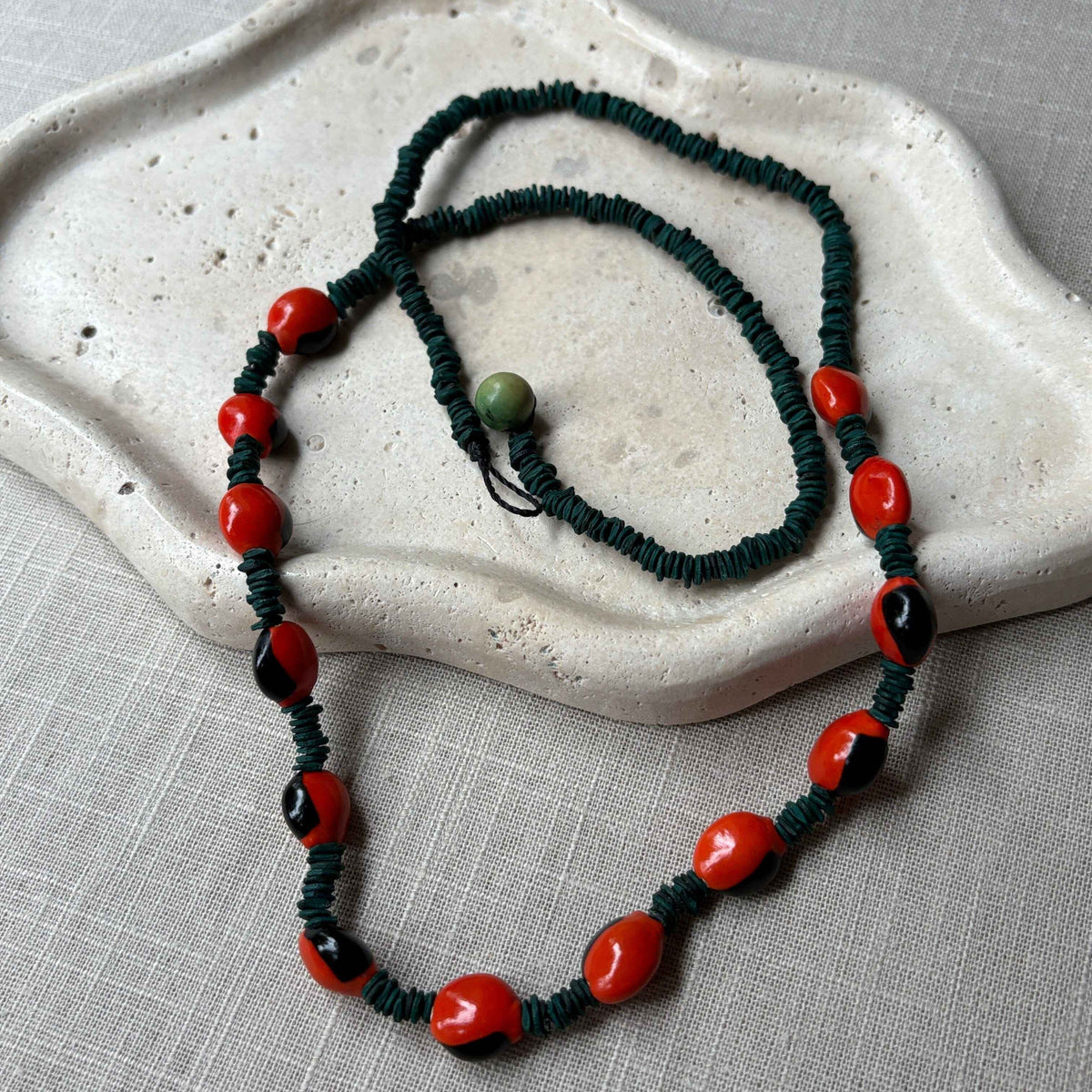 Colar de sementes de morototó verdes e sementes de olho-de-cabra vermelho e preto
