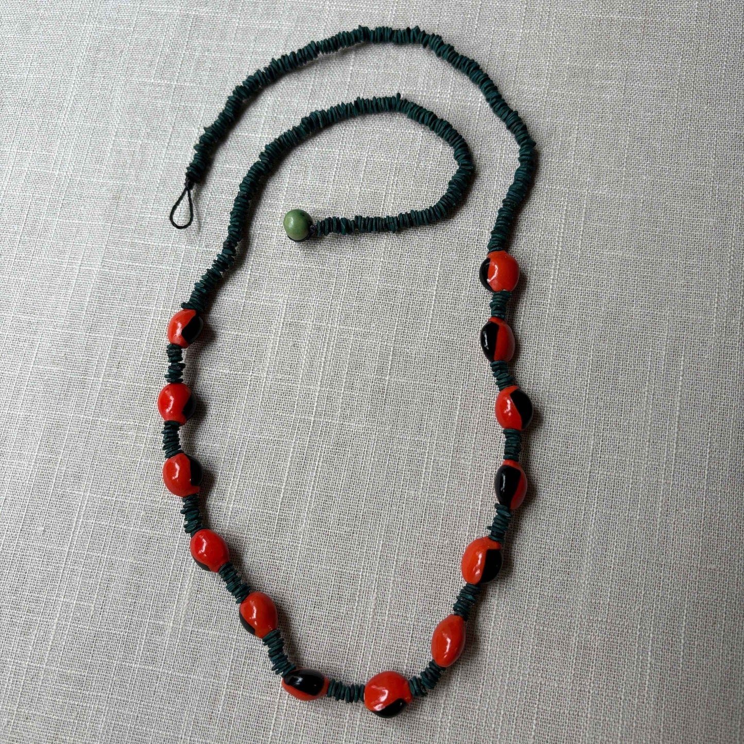 Collier de graines de morototo vertes et graines d'olho de cabra rouge et noir