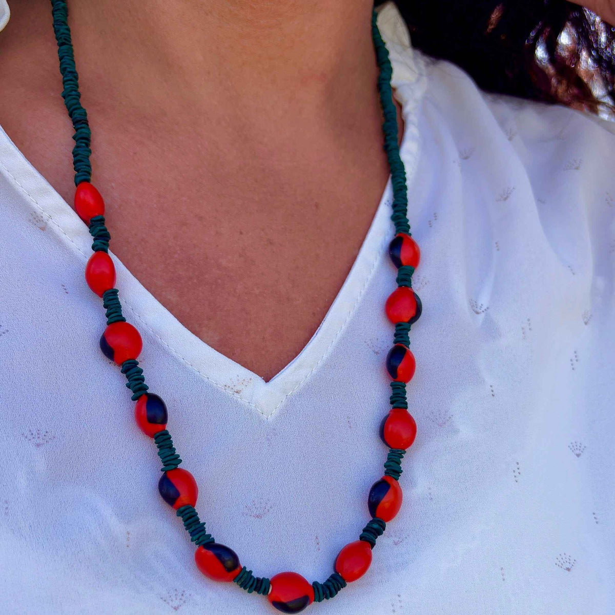 Colar de sementes de morototó verdes e sementes de olho-de-cabra vermelho e preto