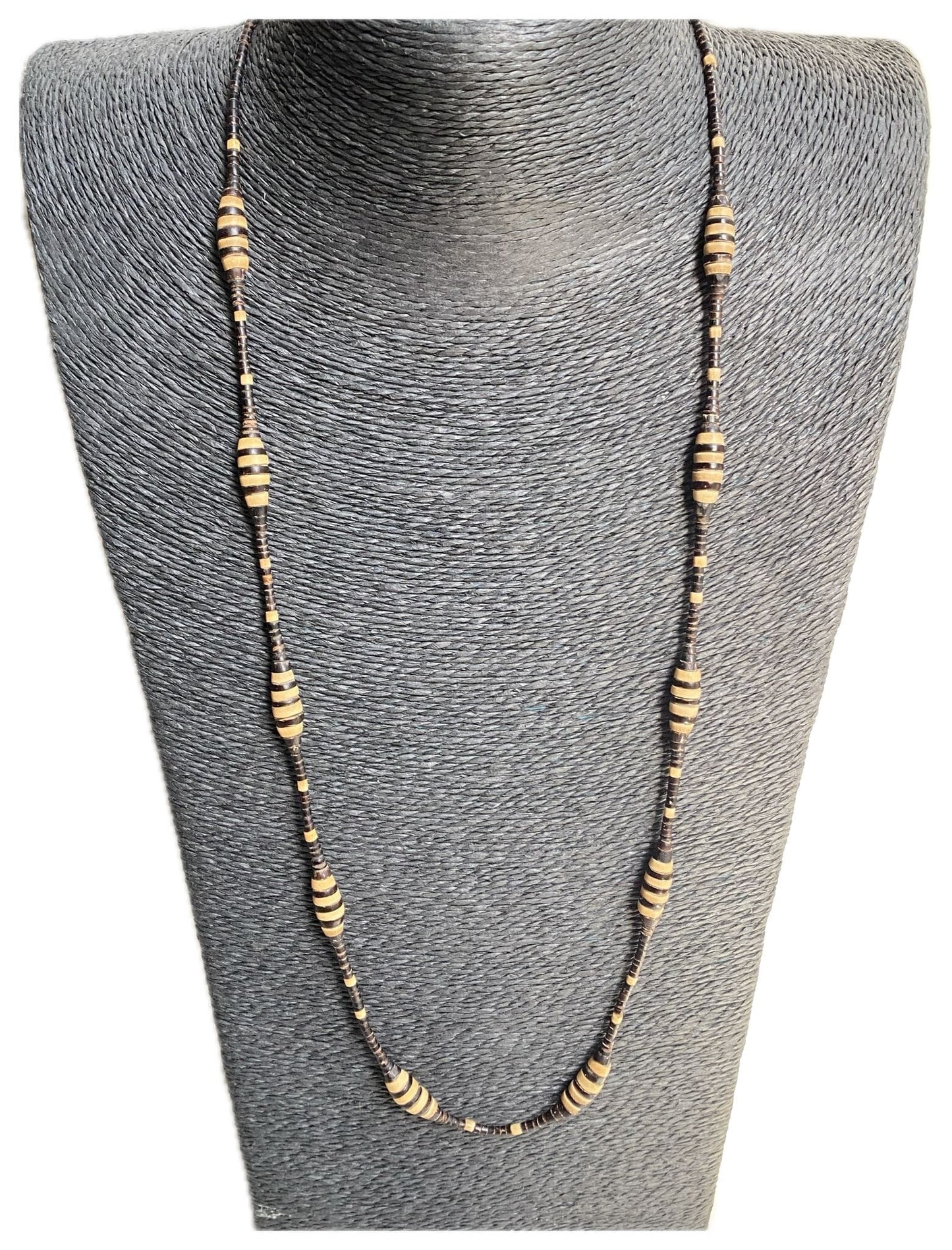 Collier de graines de Tucuma et jarina - Ethnie Rikbaktsa Collier Ethnie Rikbaktsa, localisée au centre ouest du Brésil