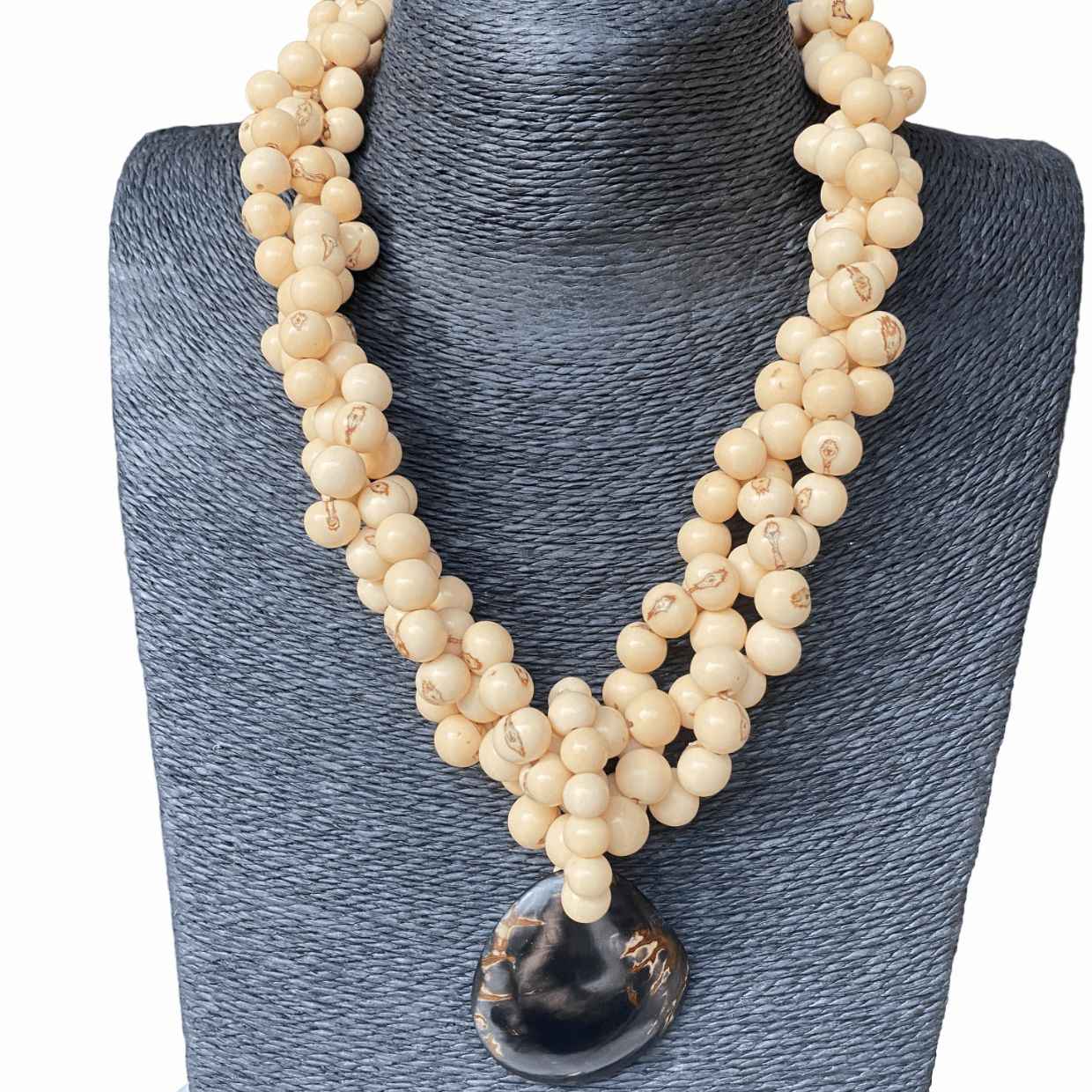 Collier de graines naturelles d'açai beige et pendentif Jarina marron