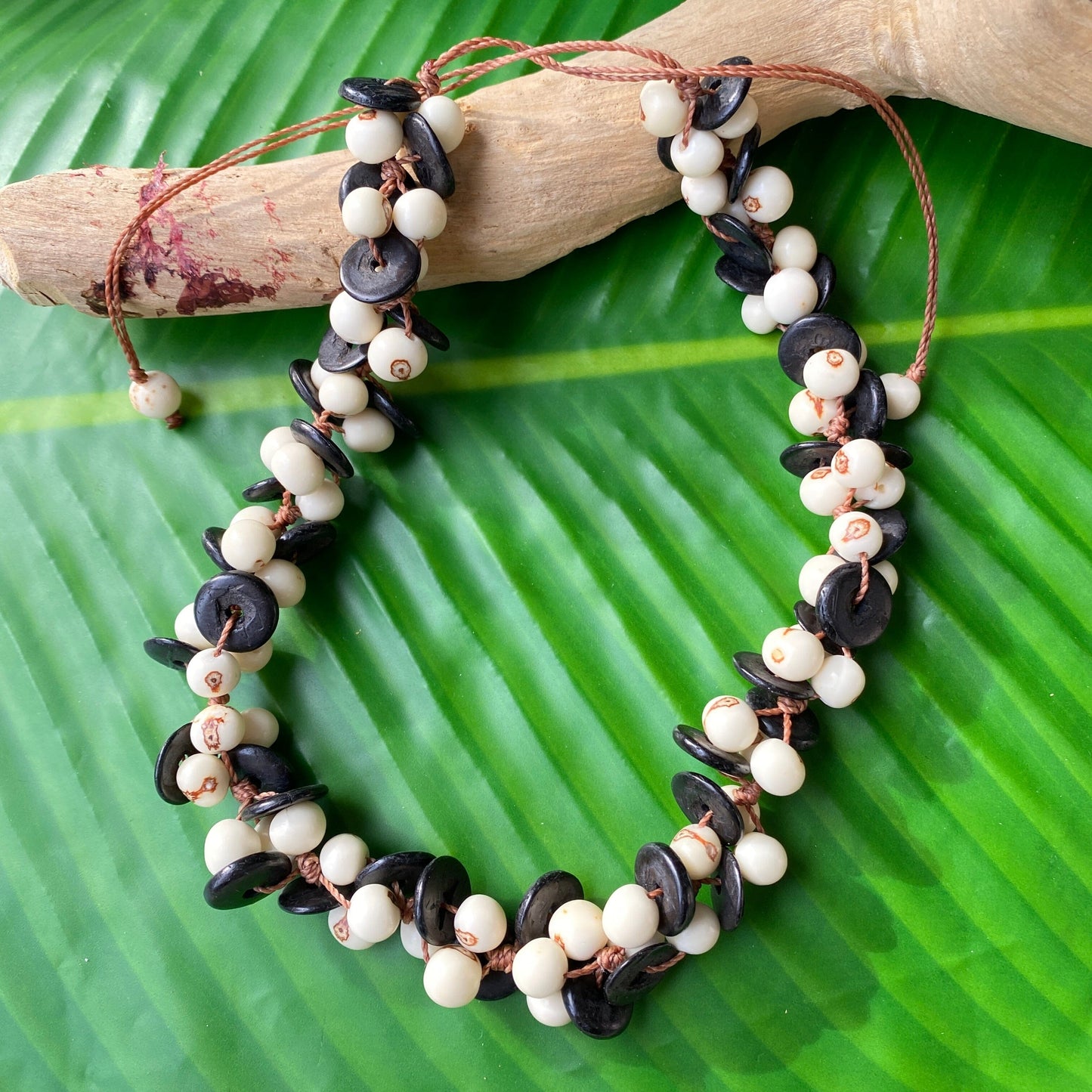 Collier de graines naturelles d'açai blanches et noix de coco