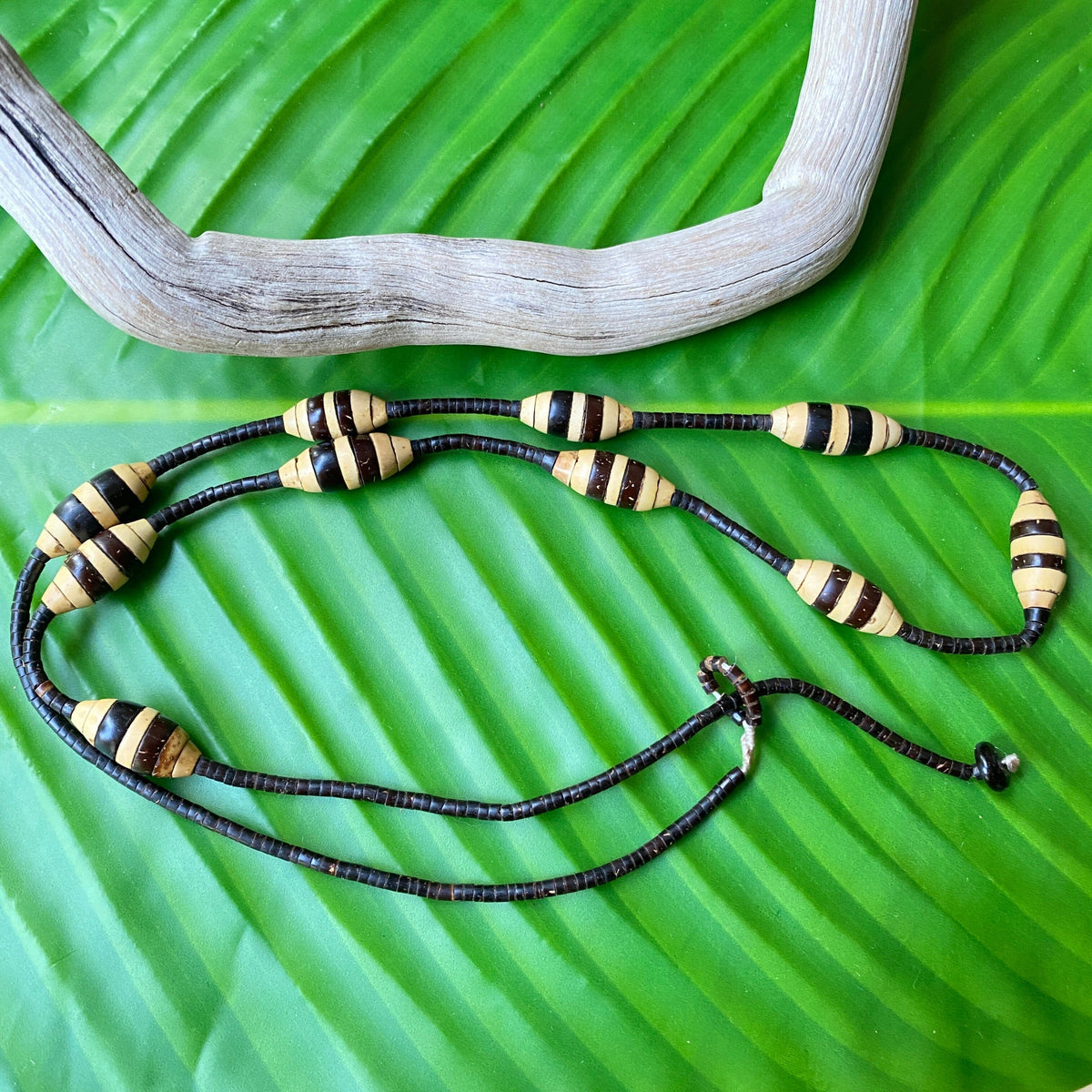 Colar de sementes naturais de jarina e tucumã