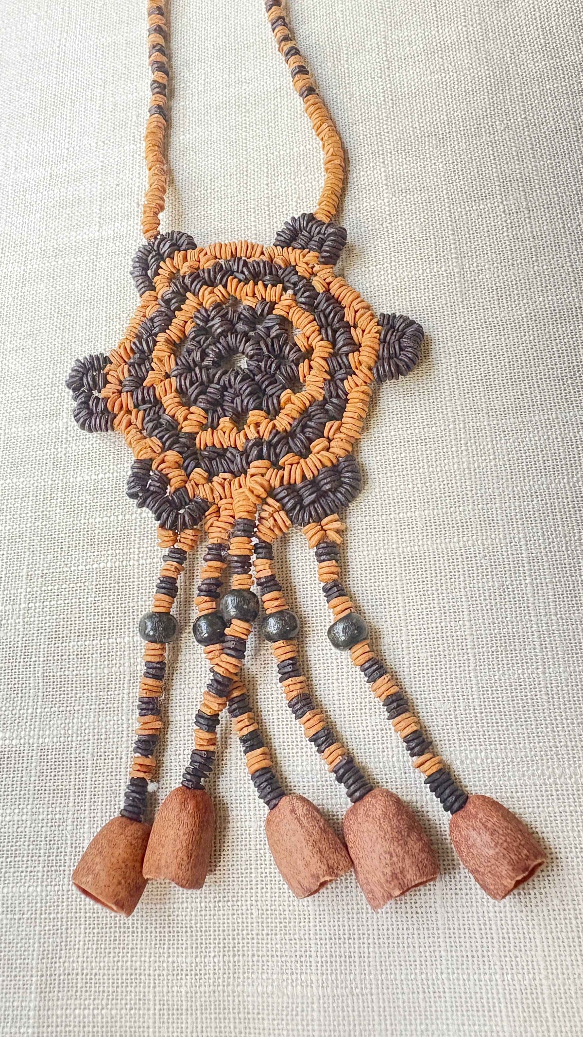 Colar de sementes naturais de morototó - pingente mandala