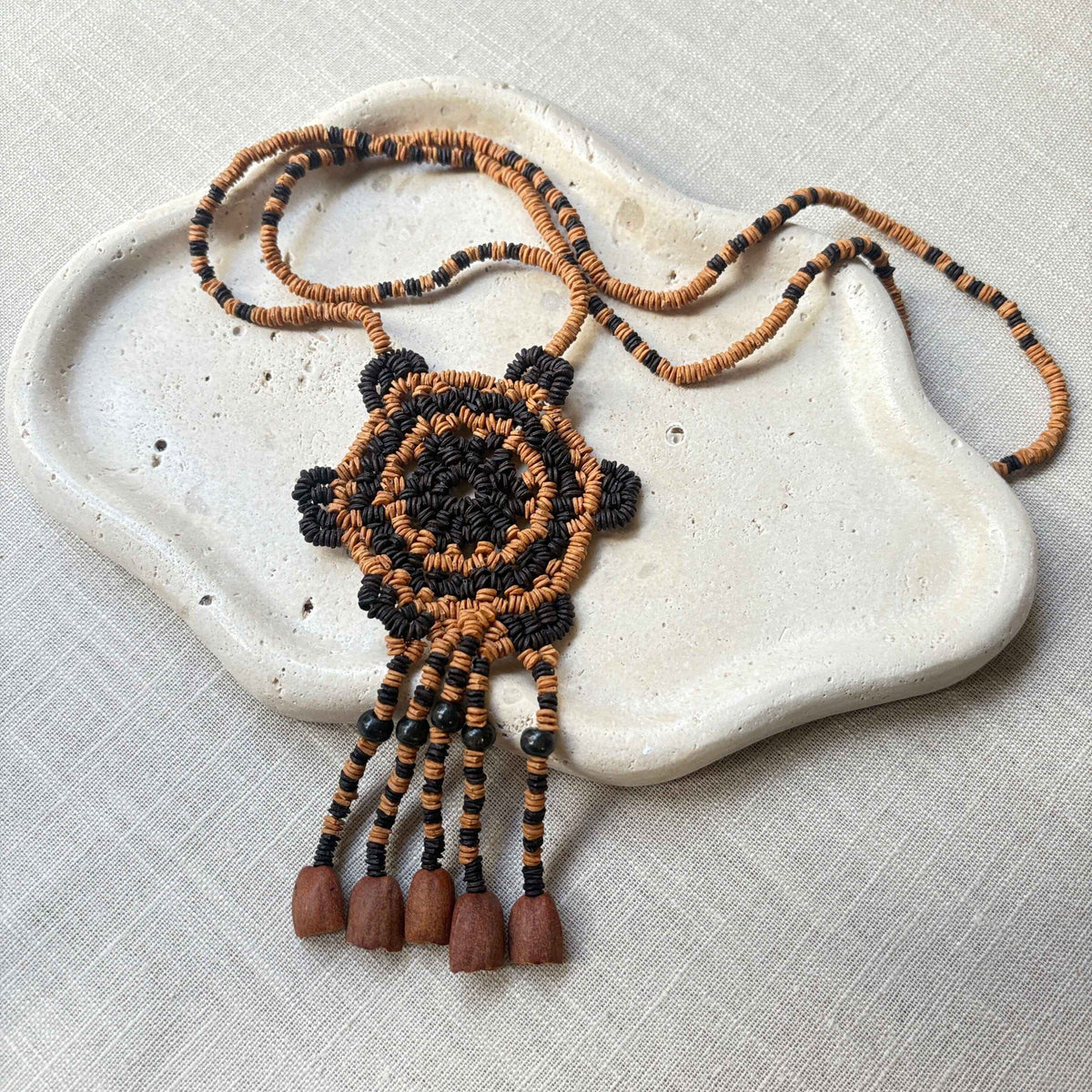 Colar de sementes naturais de morototó - pingente mandala