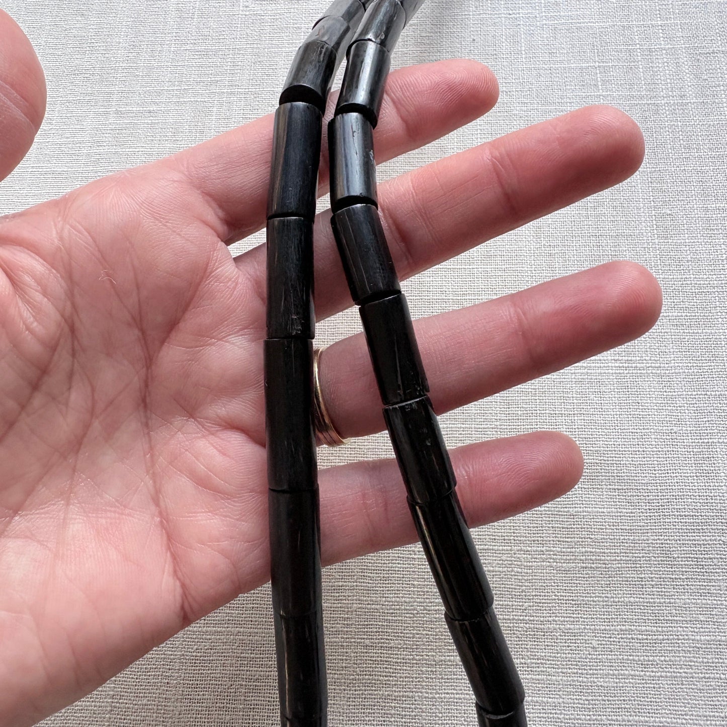 Collier de graines naturelles - Tucuma - Grands cylindres - Ethnie Marubo Collier Ethnie Marubo, localisée dans l'état d'Amazonas au nord du Brésil.