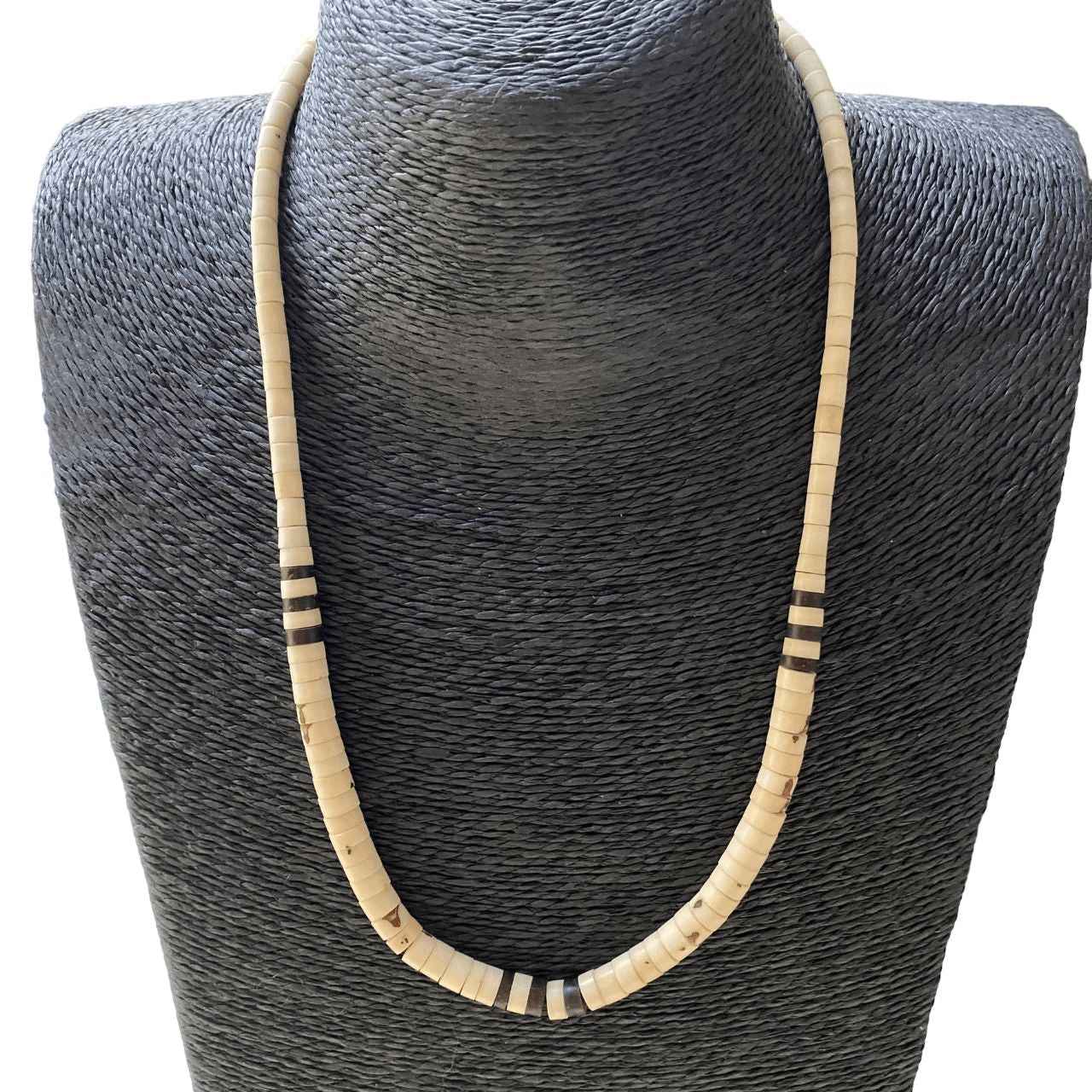 Collier de noyaux de jarina et tucumã - court