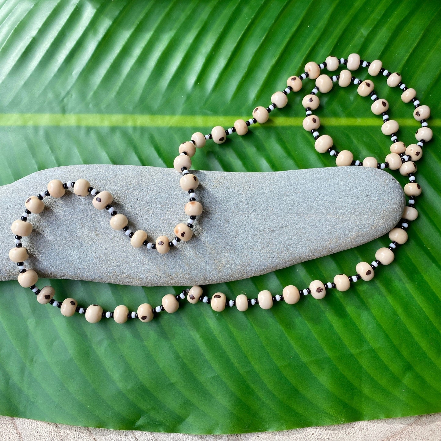 Collier en perles de verre (Miçanga) noir et blanc et graines naturelles d'açai
