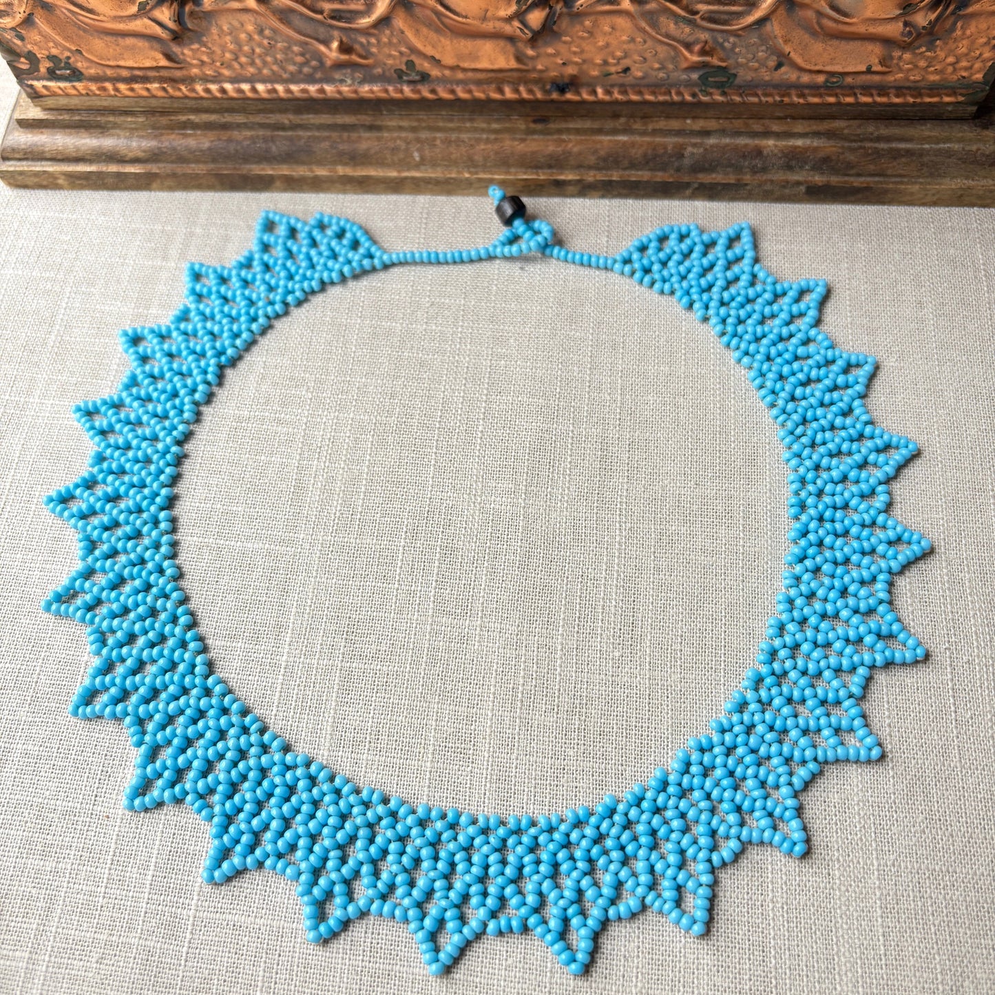 Collier de perles de verre (Miçanga) ras de cou bleu clair - Ethnie Wai Wai Collier Ethnie Wai Wai localisée dans les états de l' Amazonas, Pará et Roraima dans le Nord du Brésil.